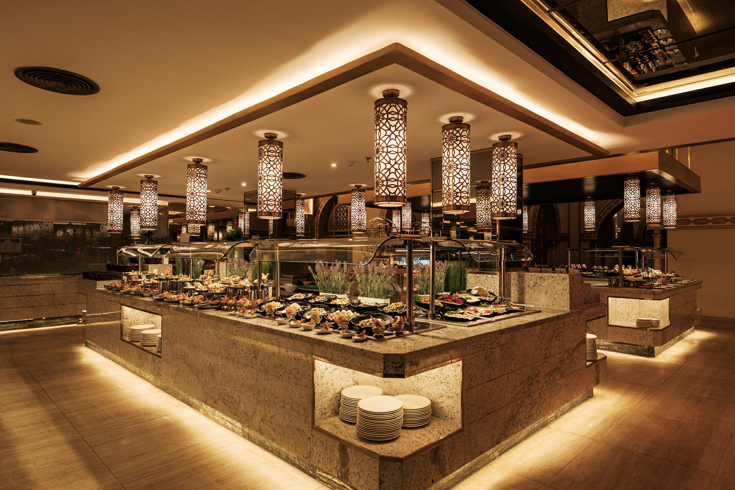 Billede af en elegant buffet med forskellige retter og moderne belysning. (AI-genereret tekst)