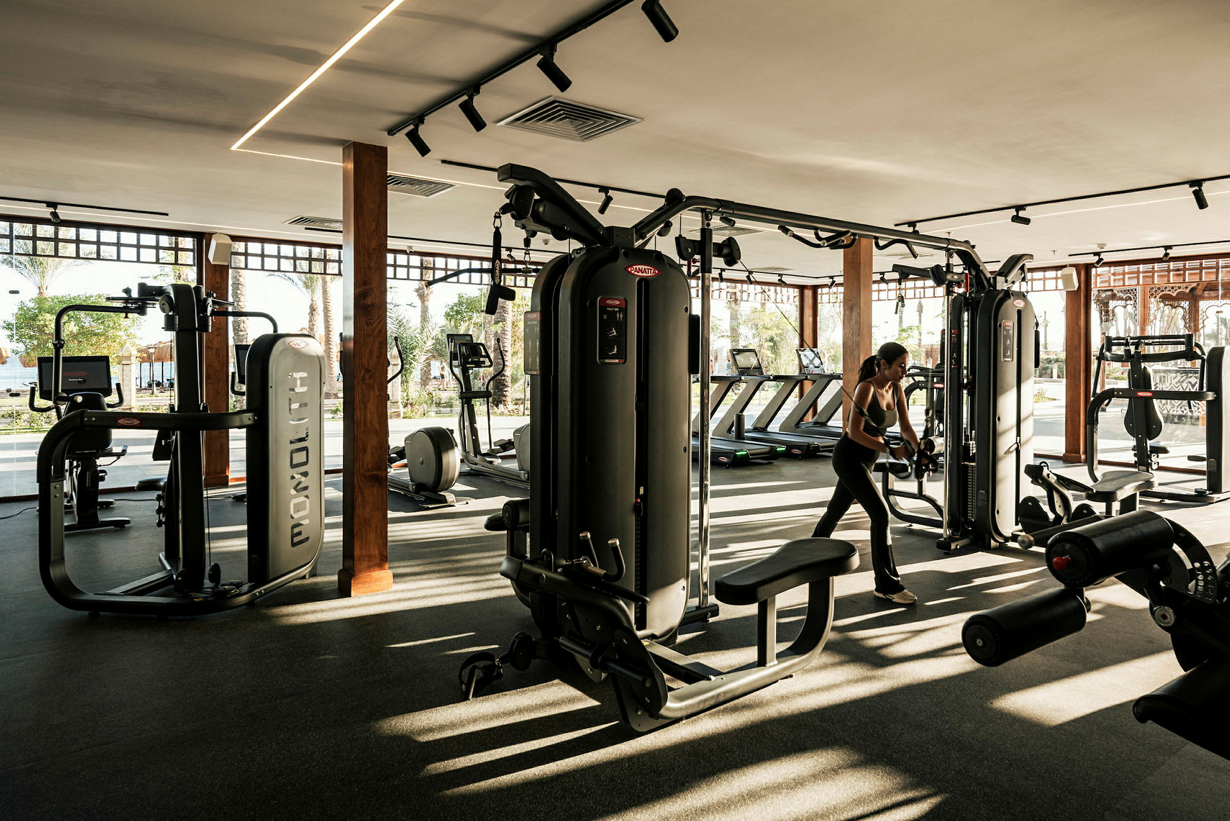 Et moderne fitnesscenter med forskellige træningsmaskiner og udstyr. (AI-genereret tekst)