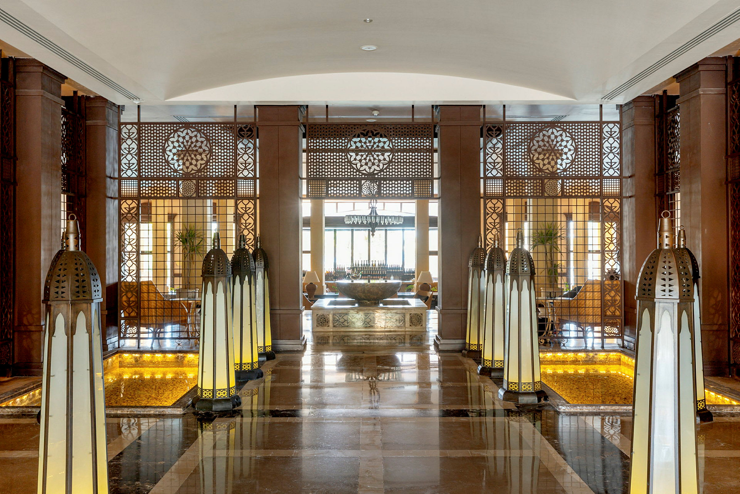 Interiør af en elegant hotellobby med lampedekorationer og et centralt bord. (AI-genereret tekst)