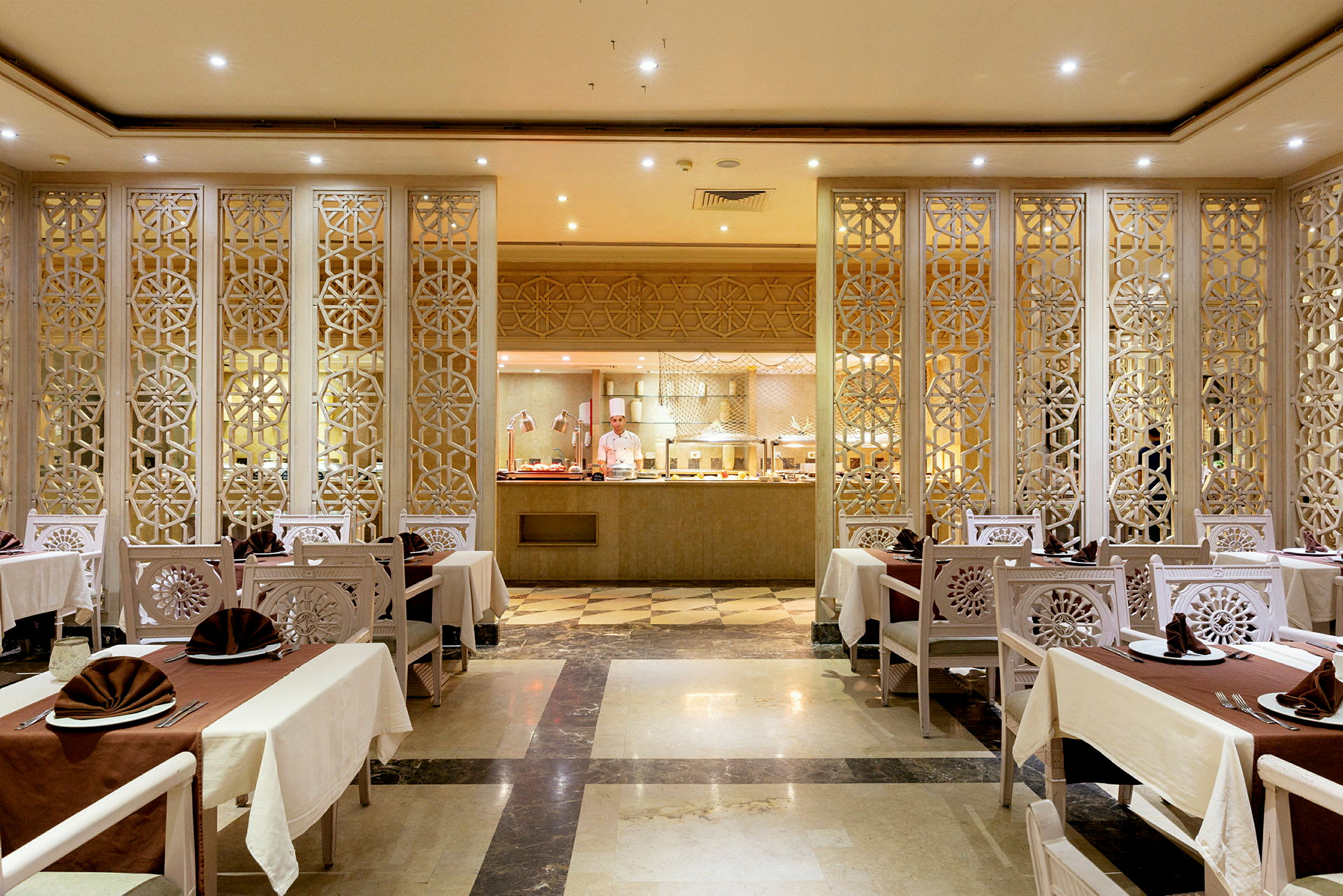 Interiør af en elegant restaurant med dækkede borde og dekorative paneler. (AI-genereret tekst)