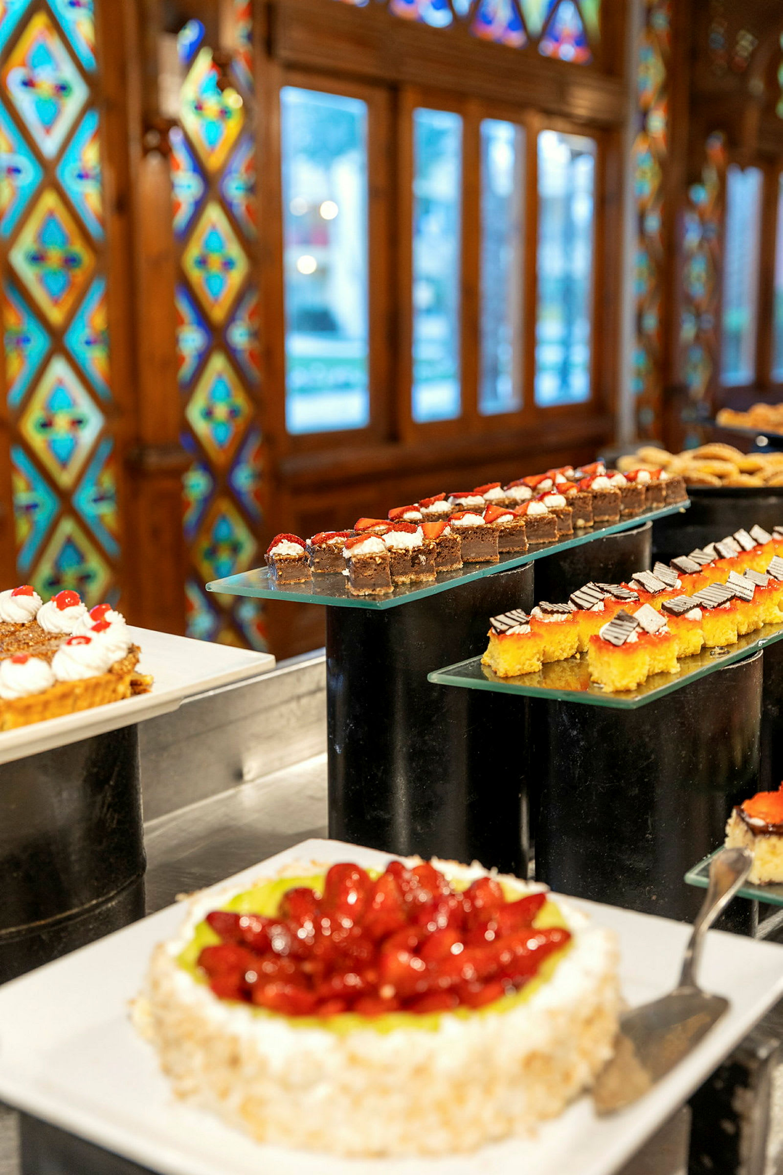 Et udvalg af desserter på en buffet. (AI-genereret tekst)