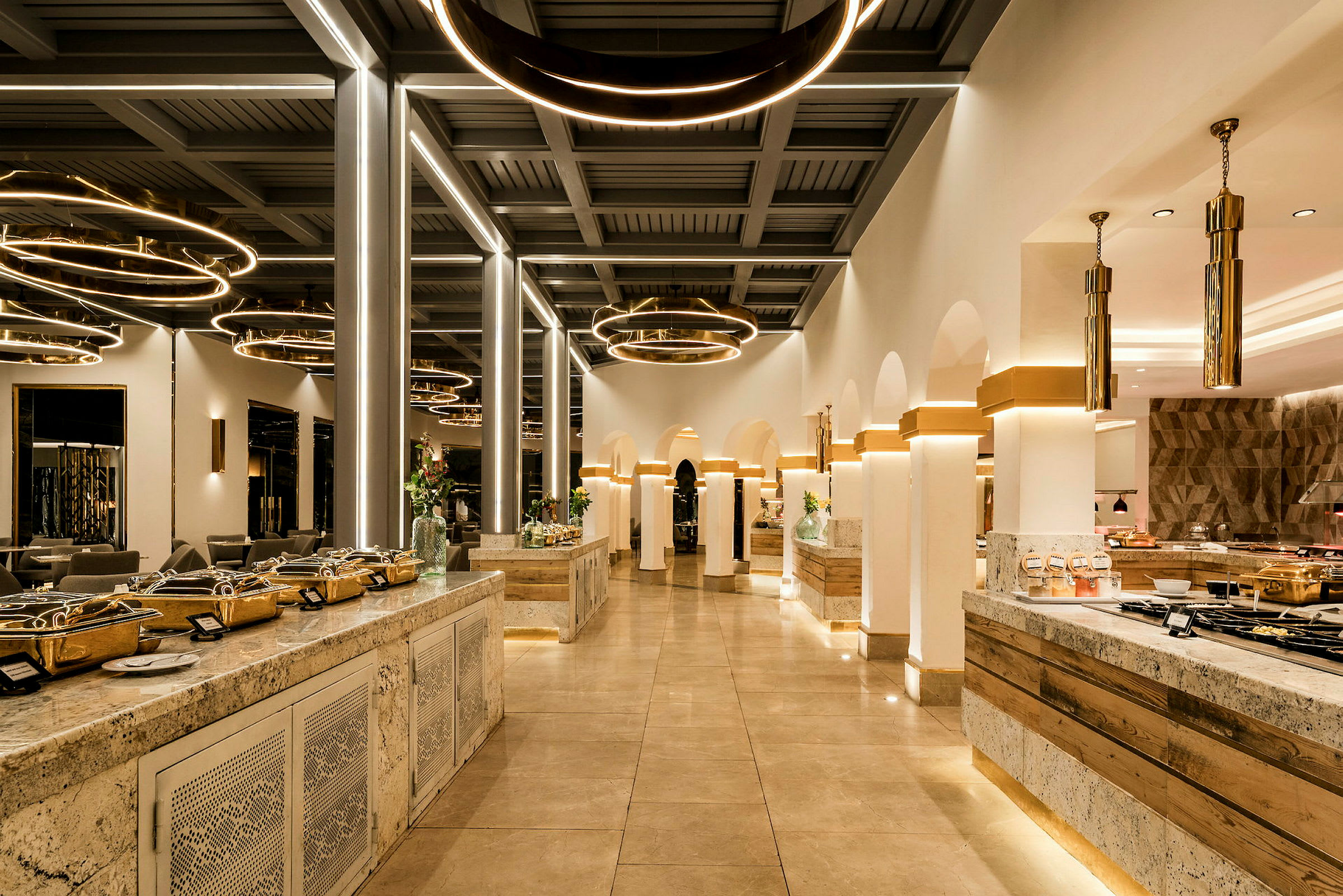 Elegant restaurantinteriør med madstationer og moderne belysning. (AI-genereret tekst)
