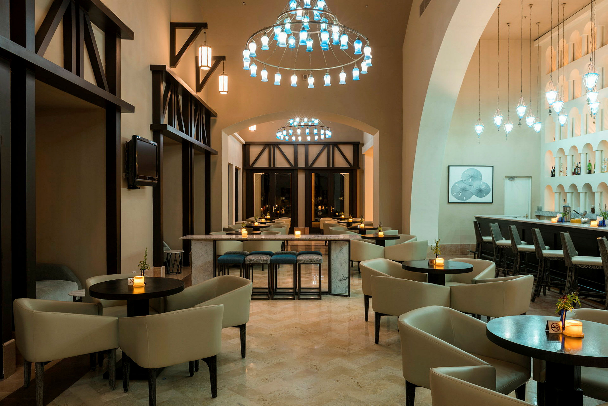 En elegant bar og siddeområde med moderne møbler og lys belysning. (AI-genereret tekst)