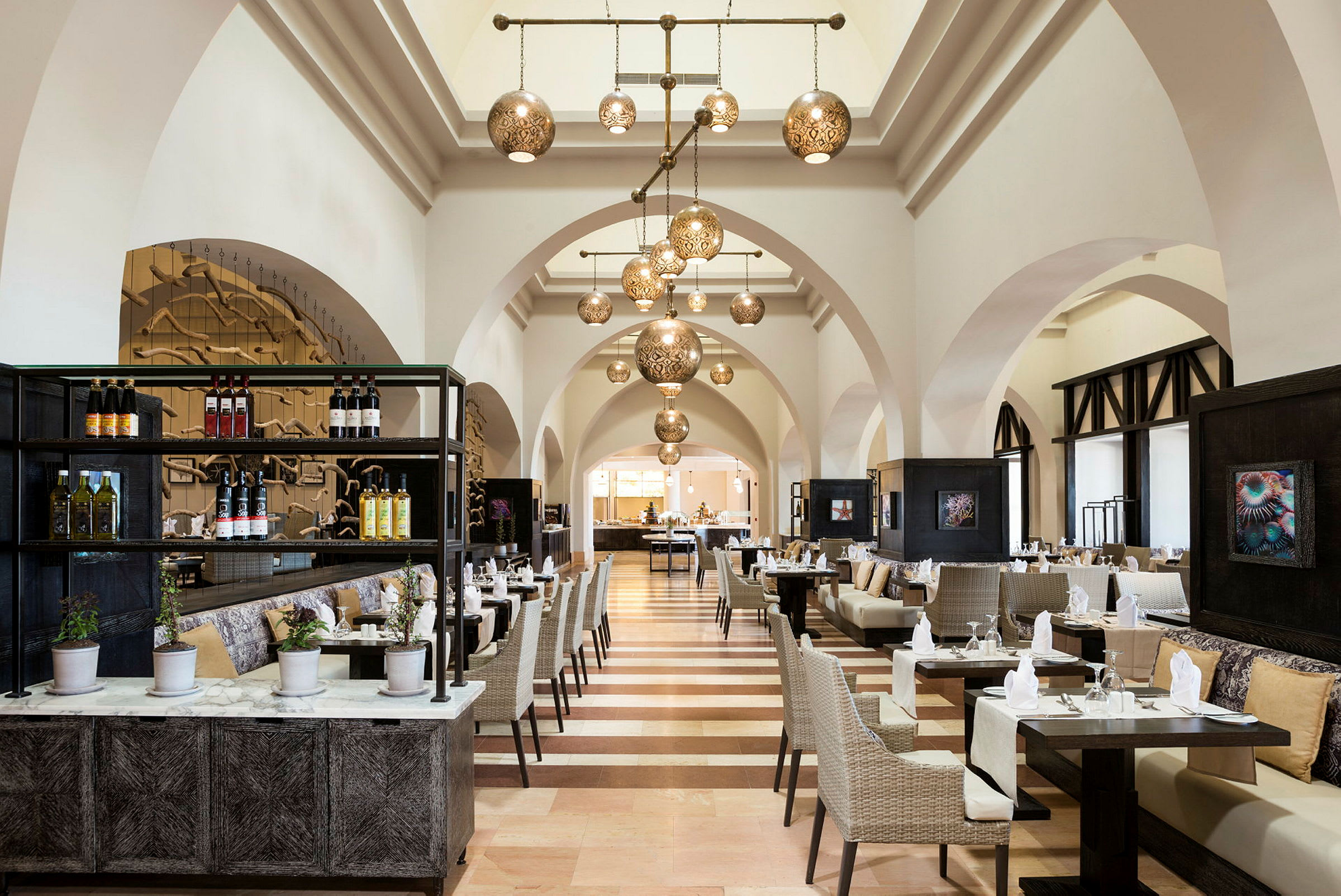 En elegant restaurant med arkitektoniske buer og loftslamper. (AI-genereret tekst)