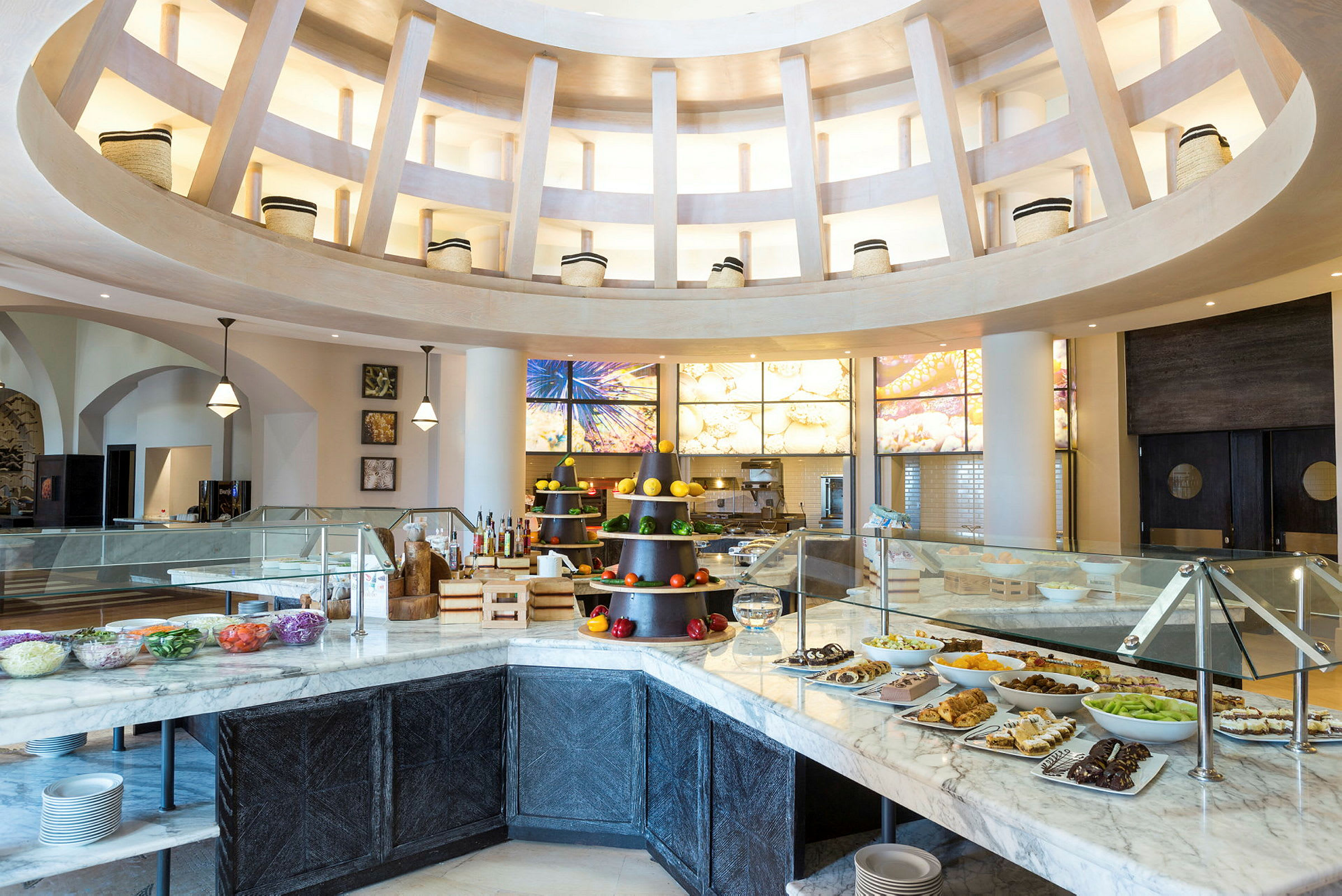 Interiør af en moderne restaurantbuffet med mad og dekorationer. (AI-genereret tekst)
