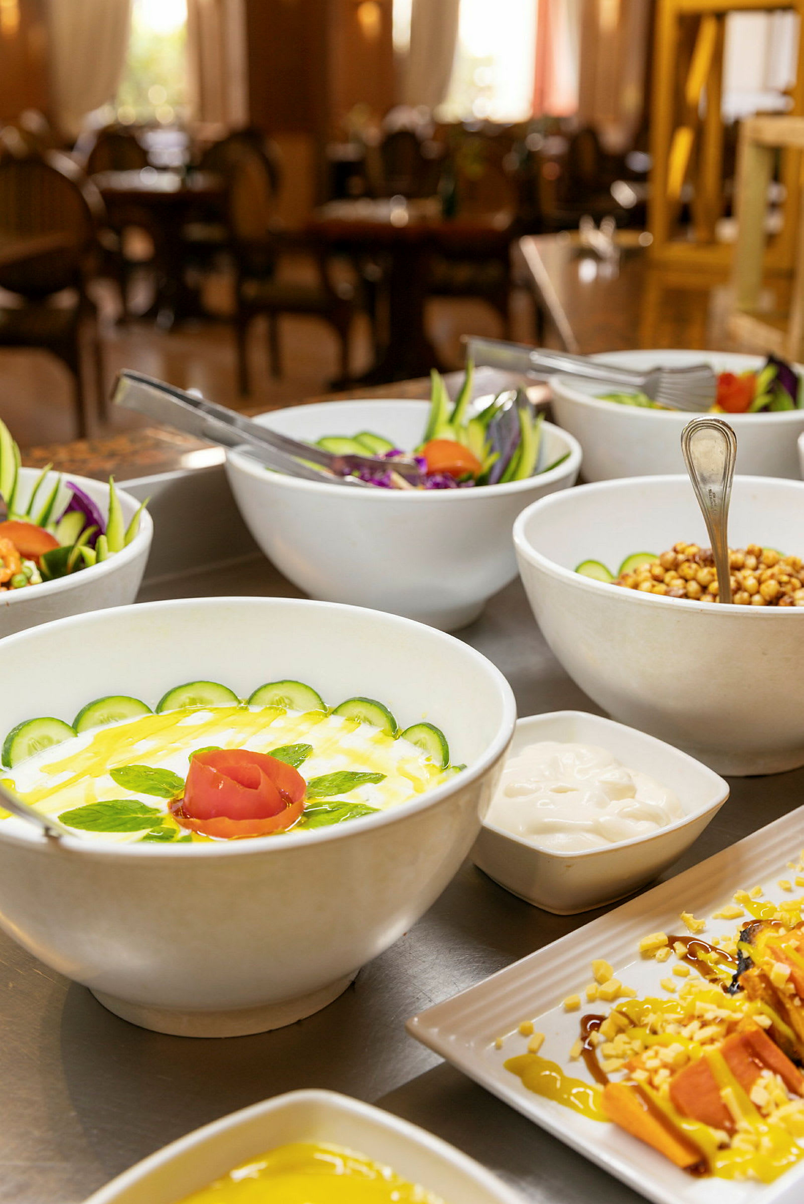 En buffet med salatingredienser i skåle. (AI-genereret tekst)
