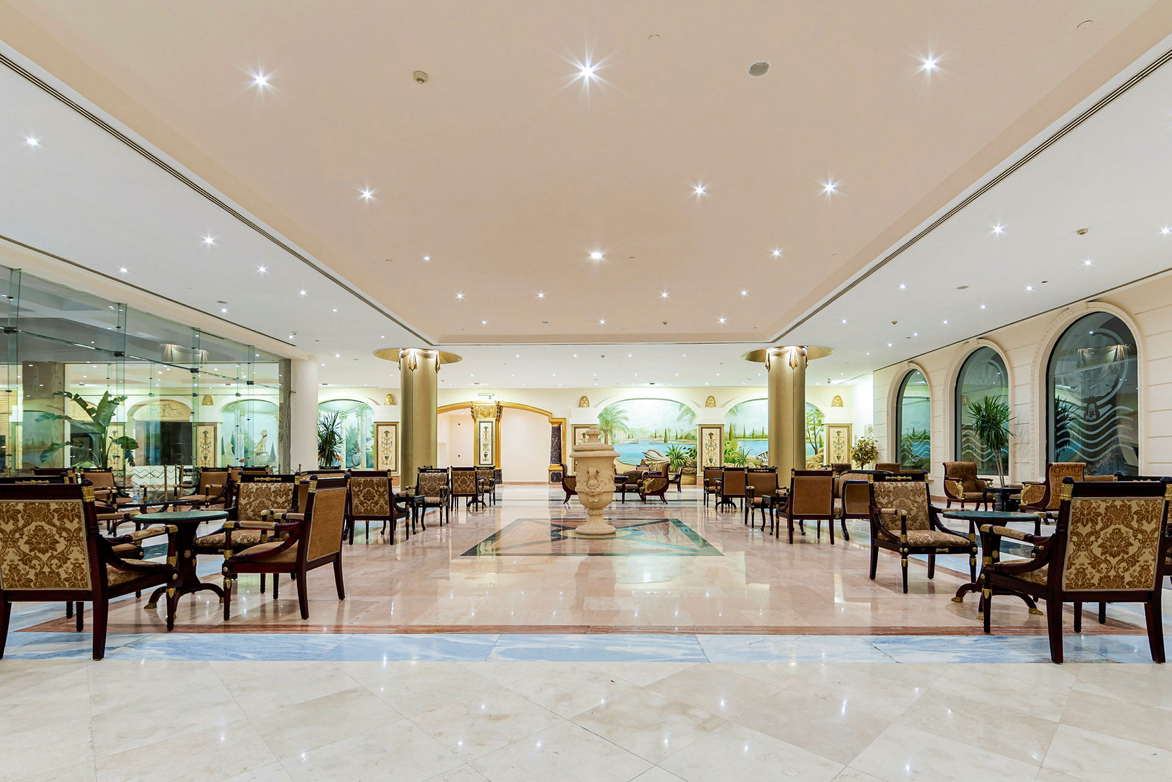 En rummelig hotellobby med siddepladser og dekorationer. (AI-genereret tekst)