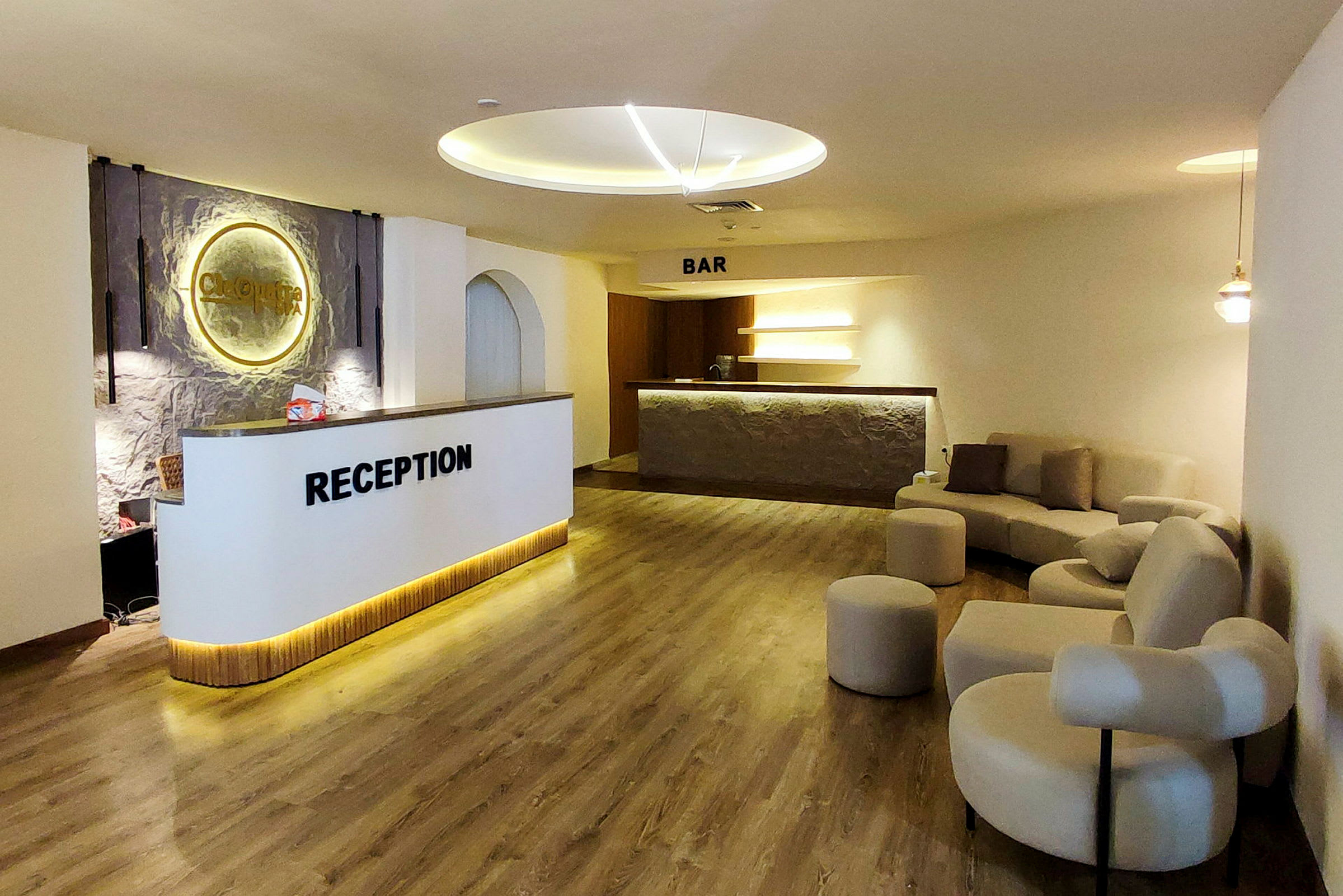 Hotelreception med siddeområde og bar i baggrunden. (AI-genereret tekst)
