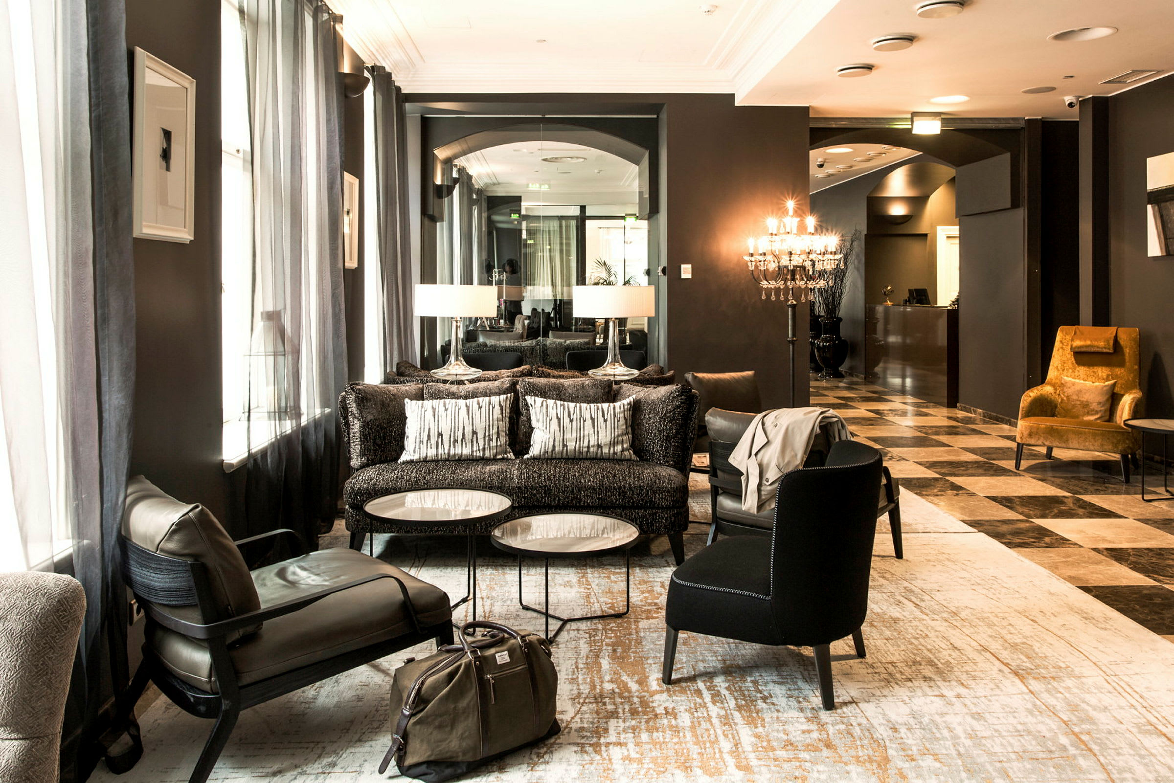 Moderne og elegant venteområde eller hotellobby med siddepladser, marmorgulv og stemningsfuld belysning. (AI-genereret tekst)