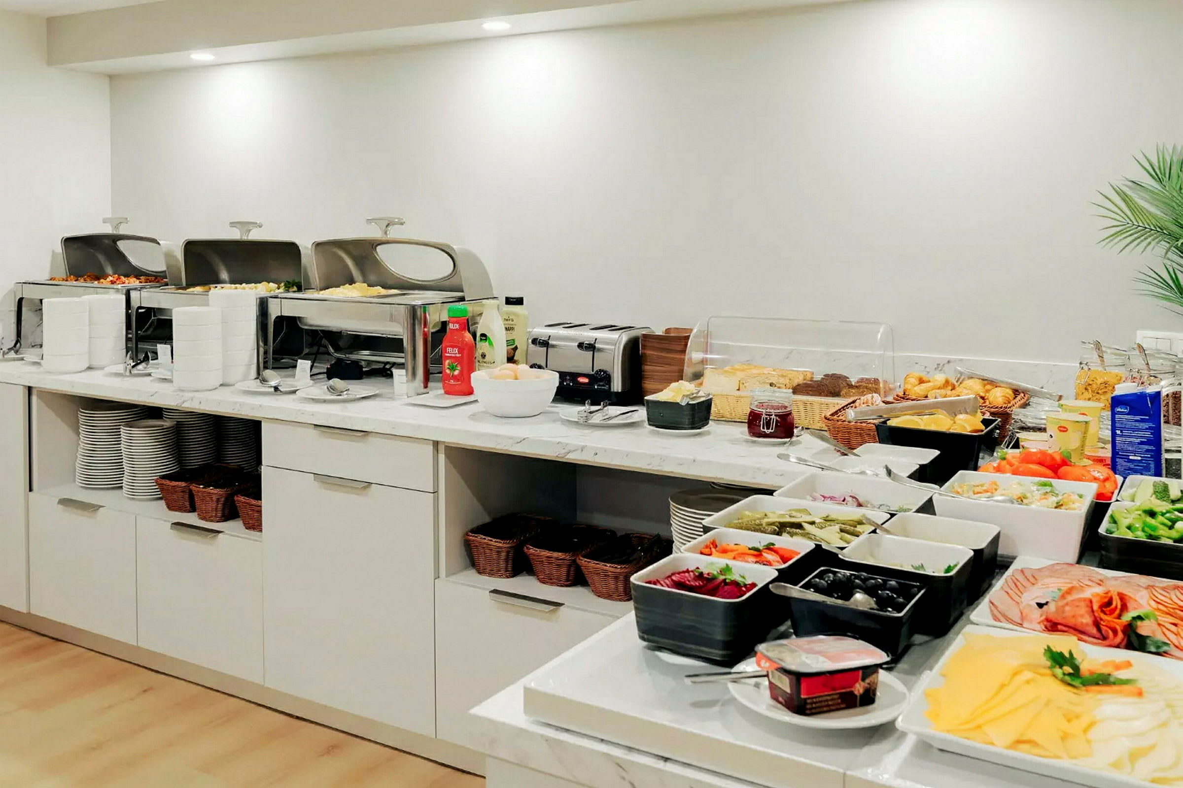 Buffetbord med forskellige retter og tilbehør. (AI-genereret tekst)
