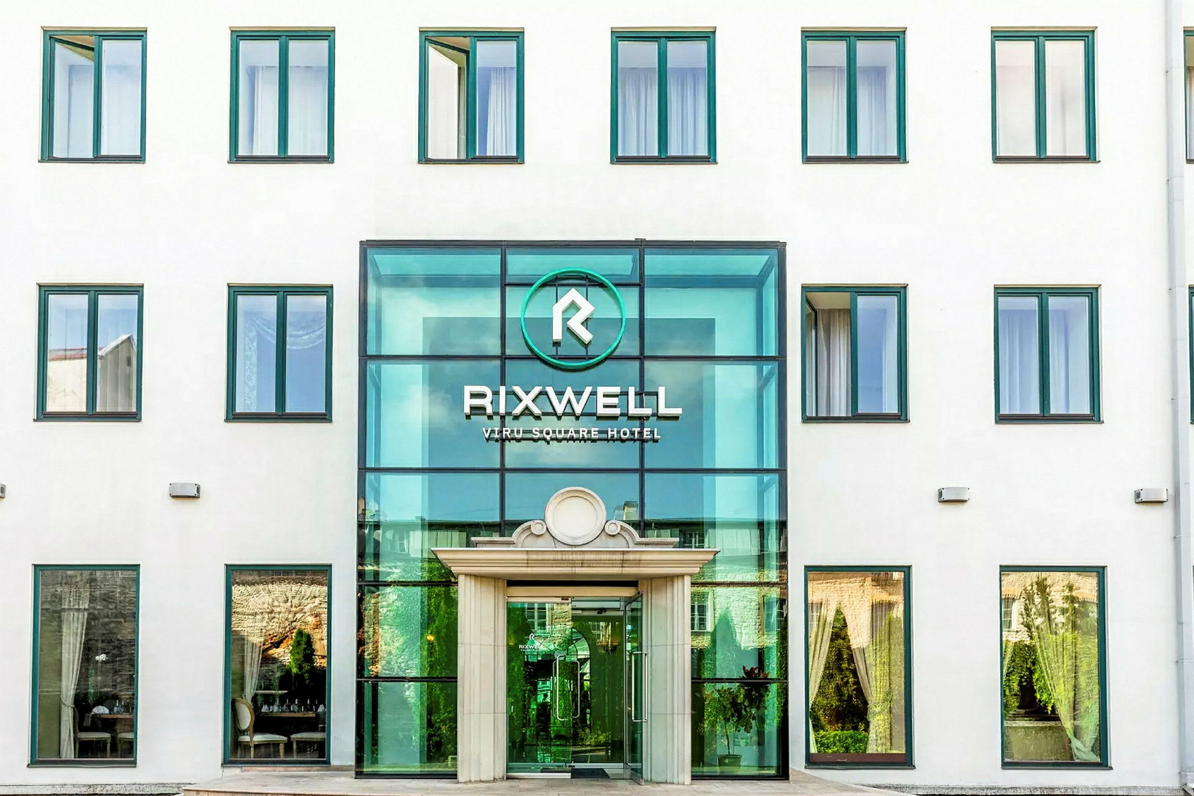 Hotelindgang med glasfacade og grøn logo samt teksten "Rixwell Viru Square Hotel". (AI-genereret tekst)