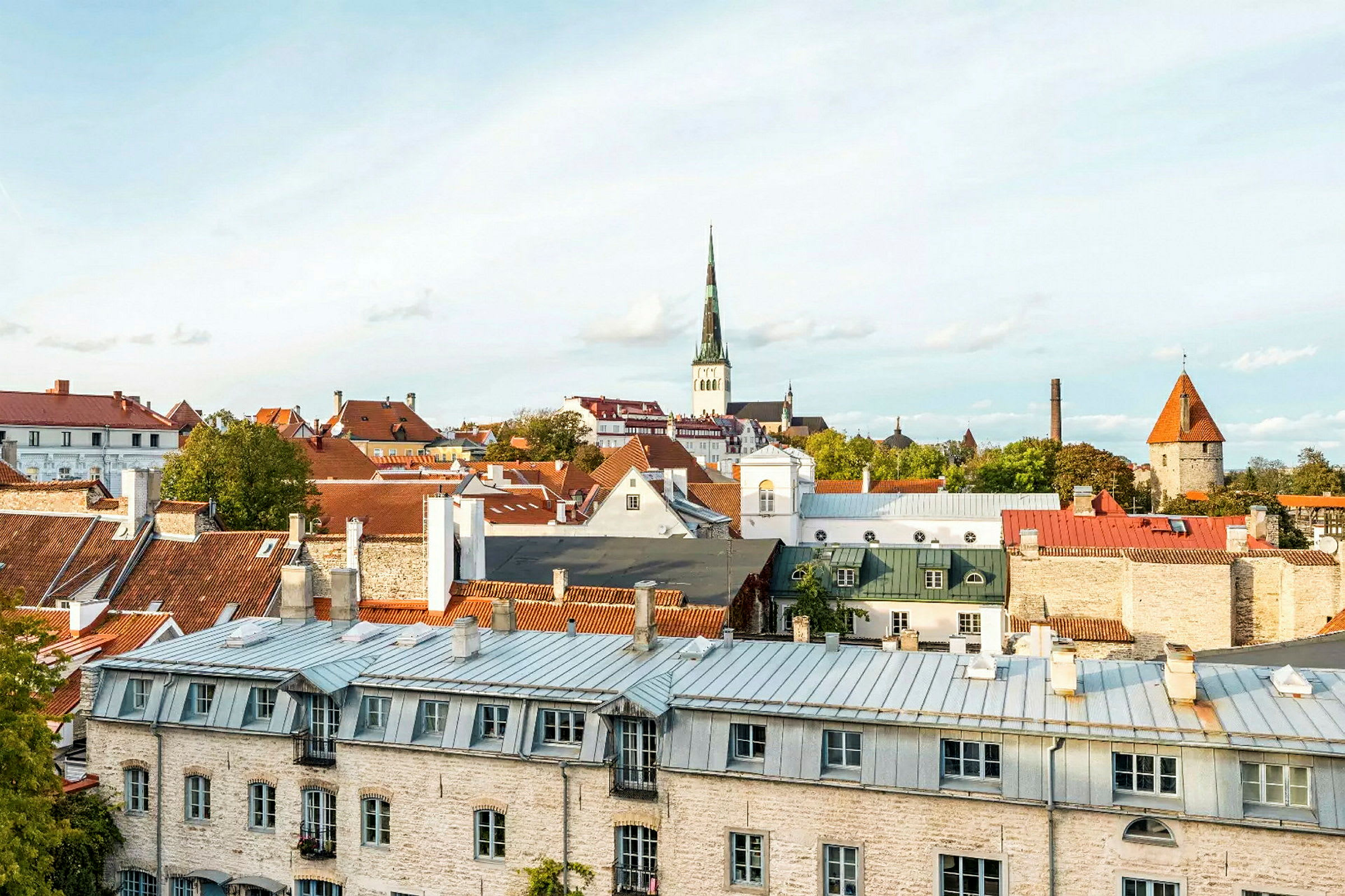 Udsigt over Tallinn by med tage og kirketårn. (AI-genereret tekst)