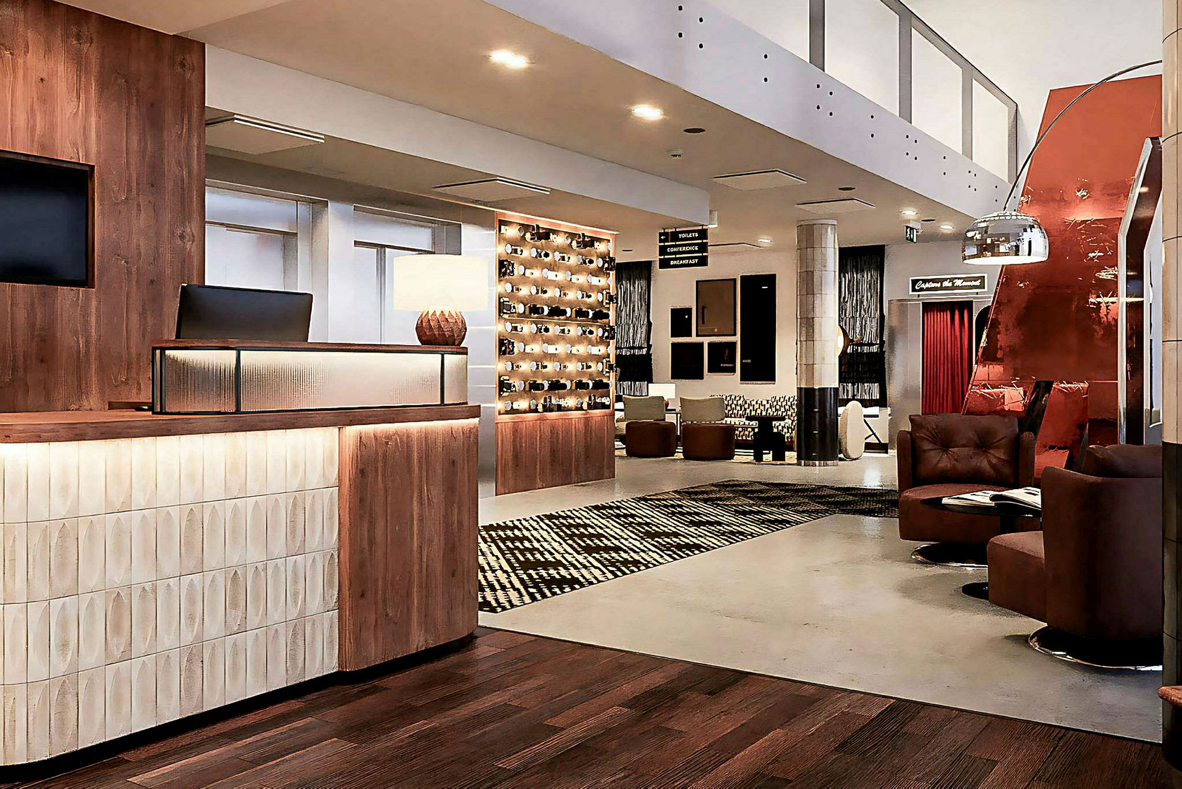 Hotellets lobby med receptionsdisk, siddepladser og dekorativ belysning. (AI-genereret tekst)