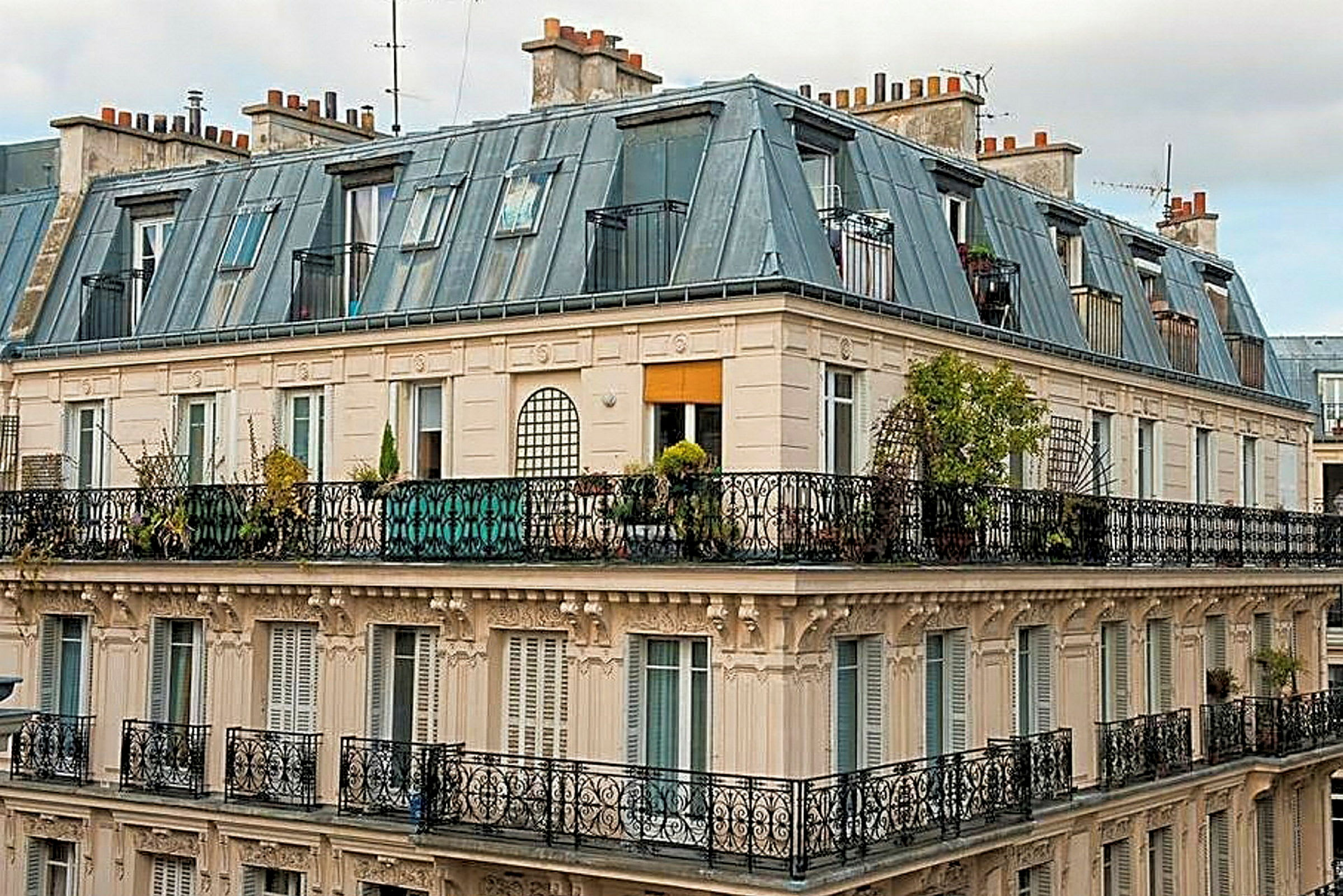 Fransk bygning i Paris-stil med altaner og detaljerede facader. (AI-genereret tekst)