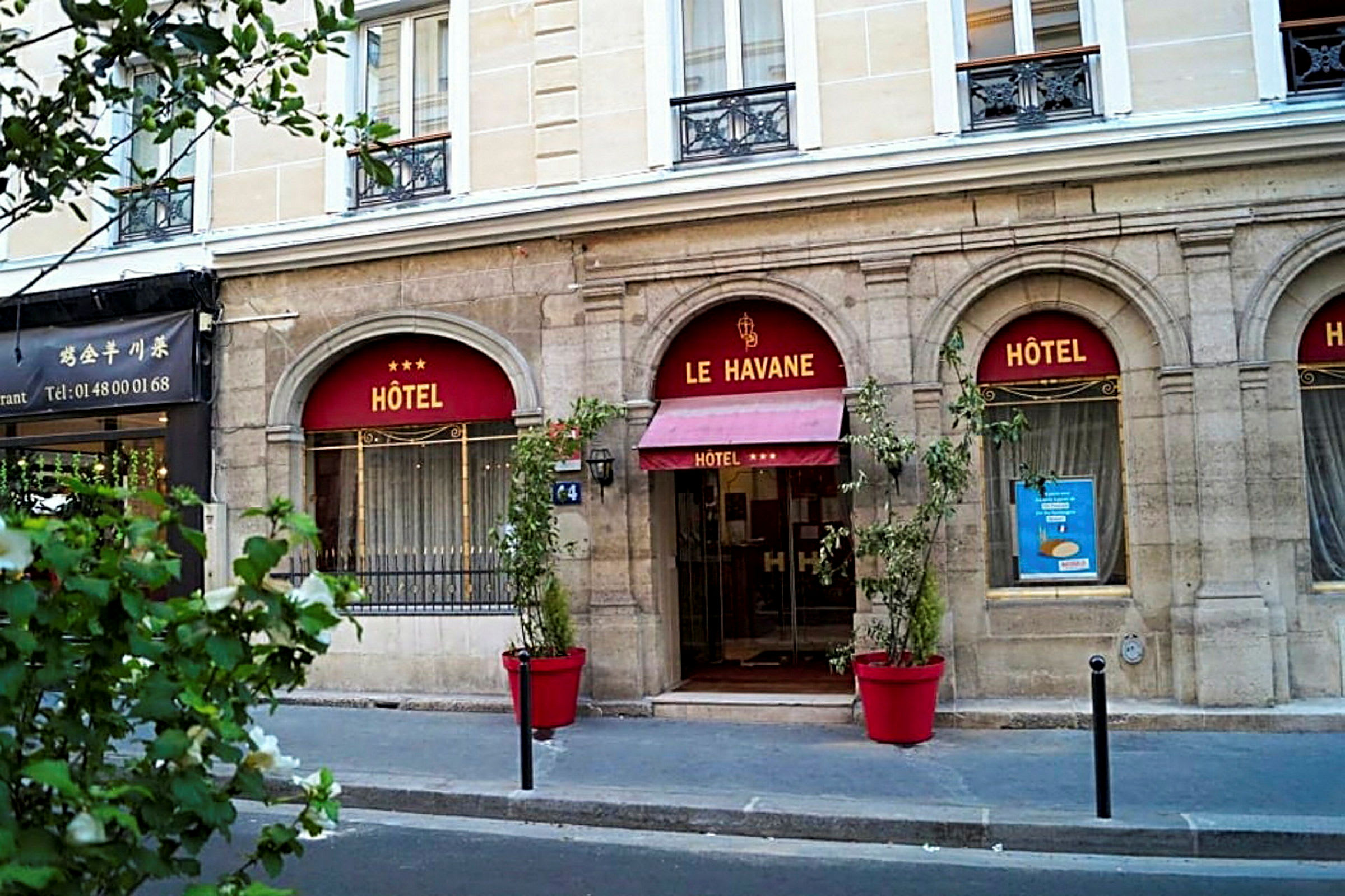 Billede af en hotelfacade med teksten 'Le Havane'. (AI-genereret tekst)
