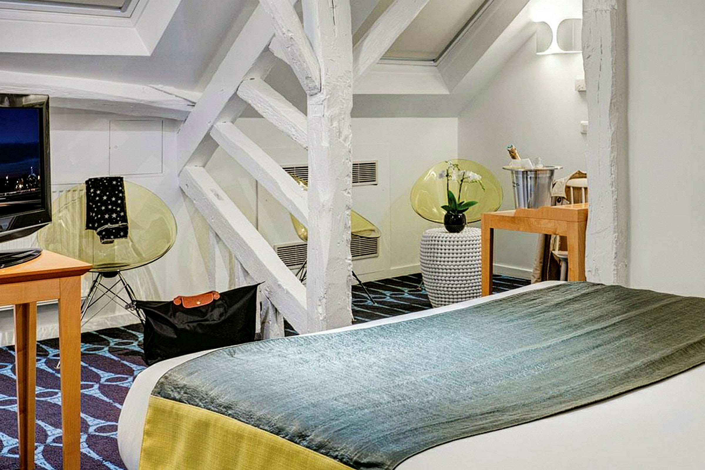 Et moderne hotelværelse med dobbeltseng, tv og dekorative detaljer. (AI-genereret tekst)