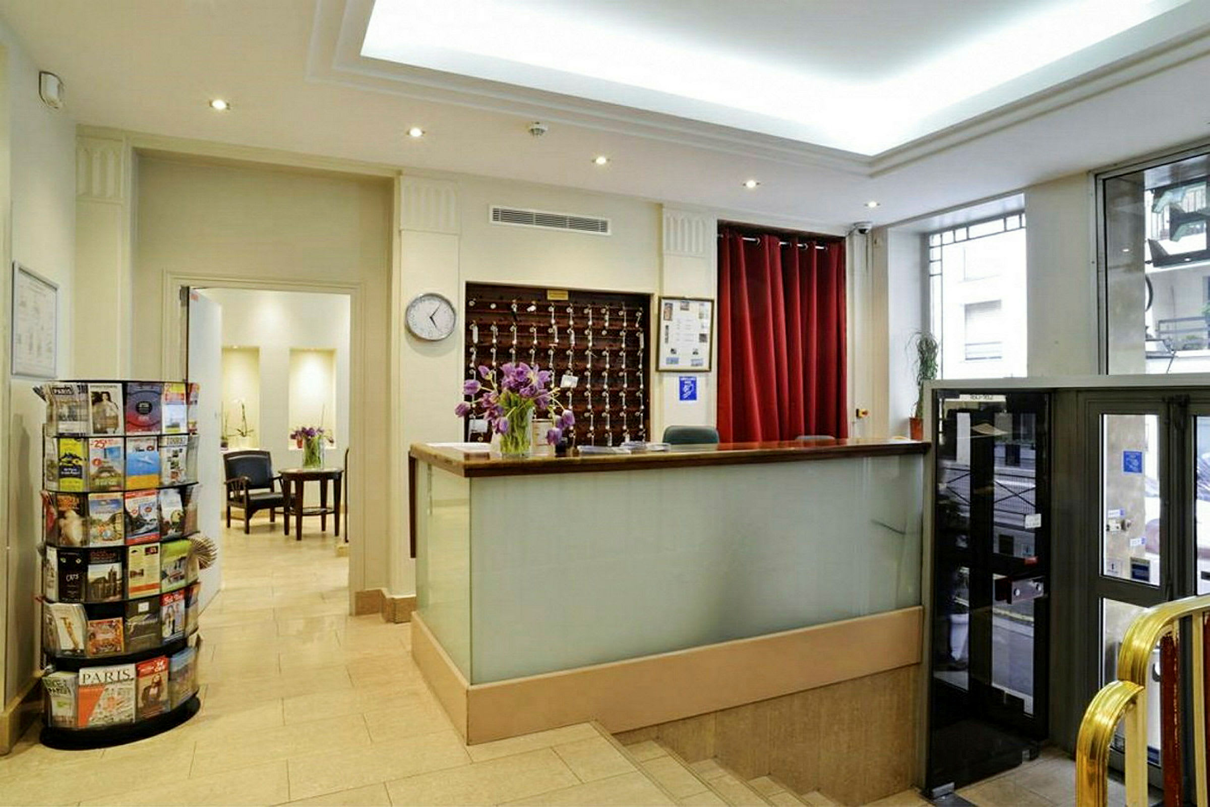 Hotellets reception med skranke og nøgleskab. (AI-genereret tekst)