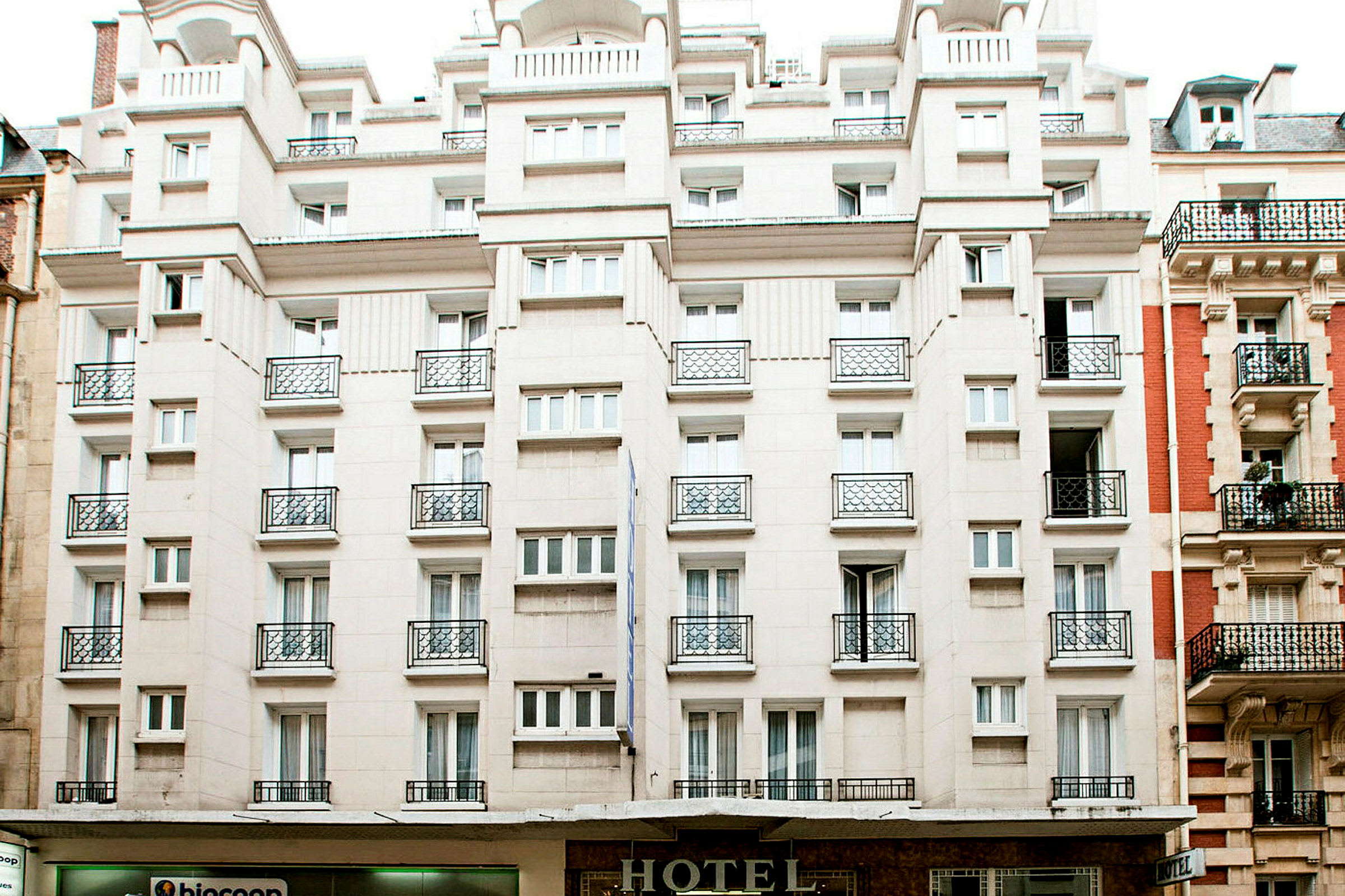 Udvendigt af et fleretagers hotel. (AI-genereret tekst)