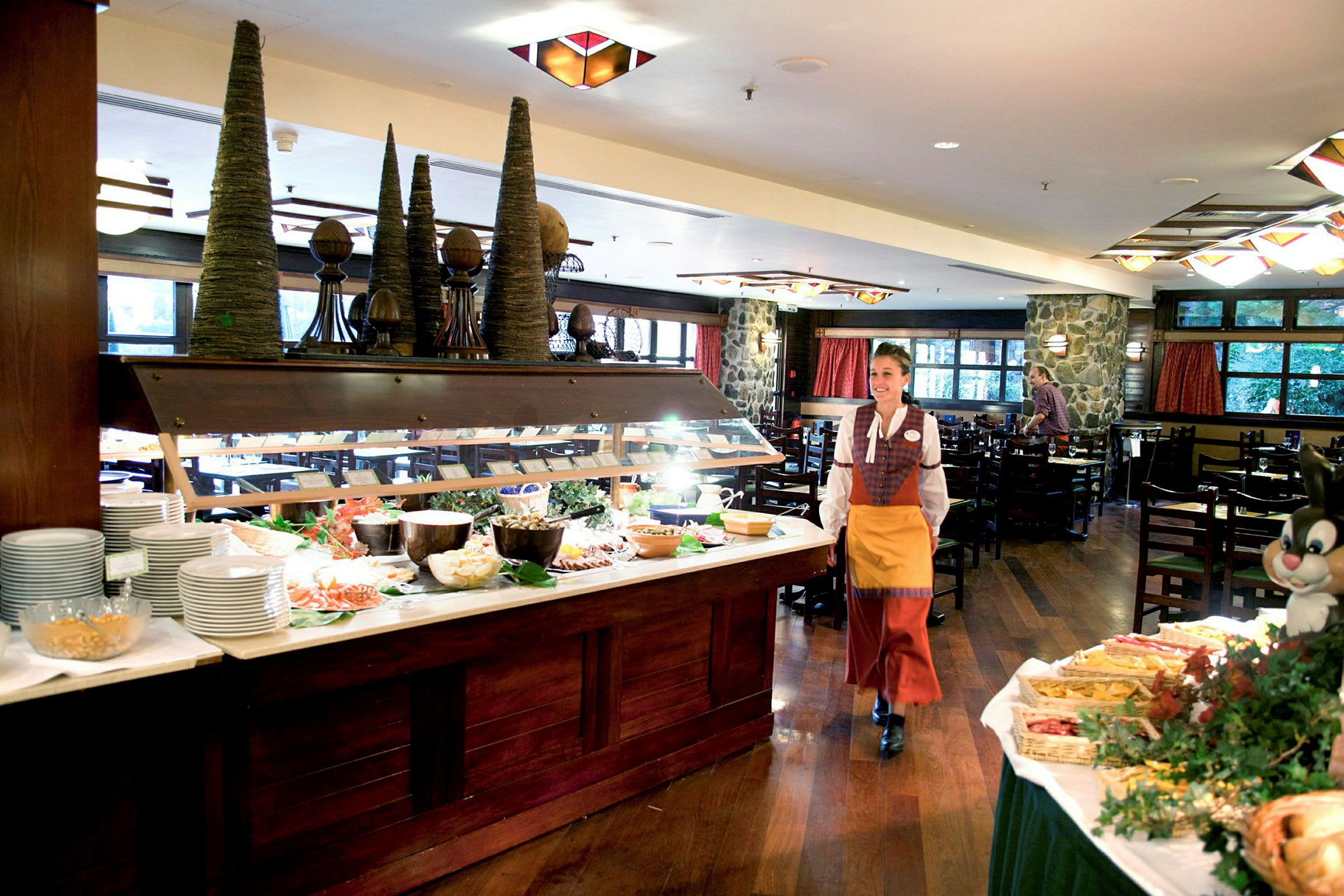 En buffet med forskellige retter i en restaurant. (AI-genereret tekst)