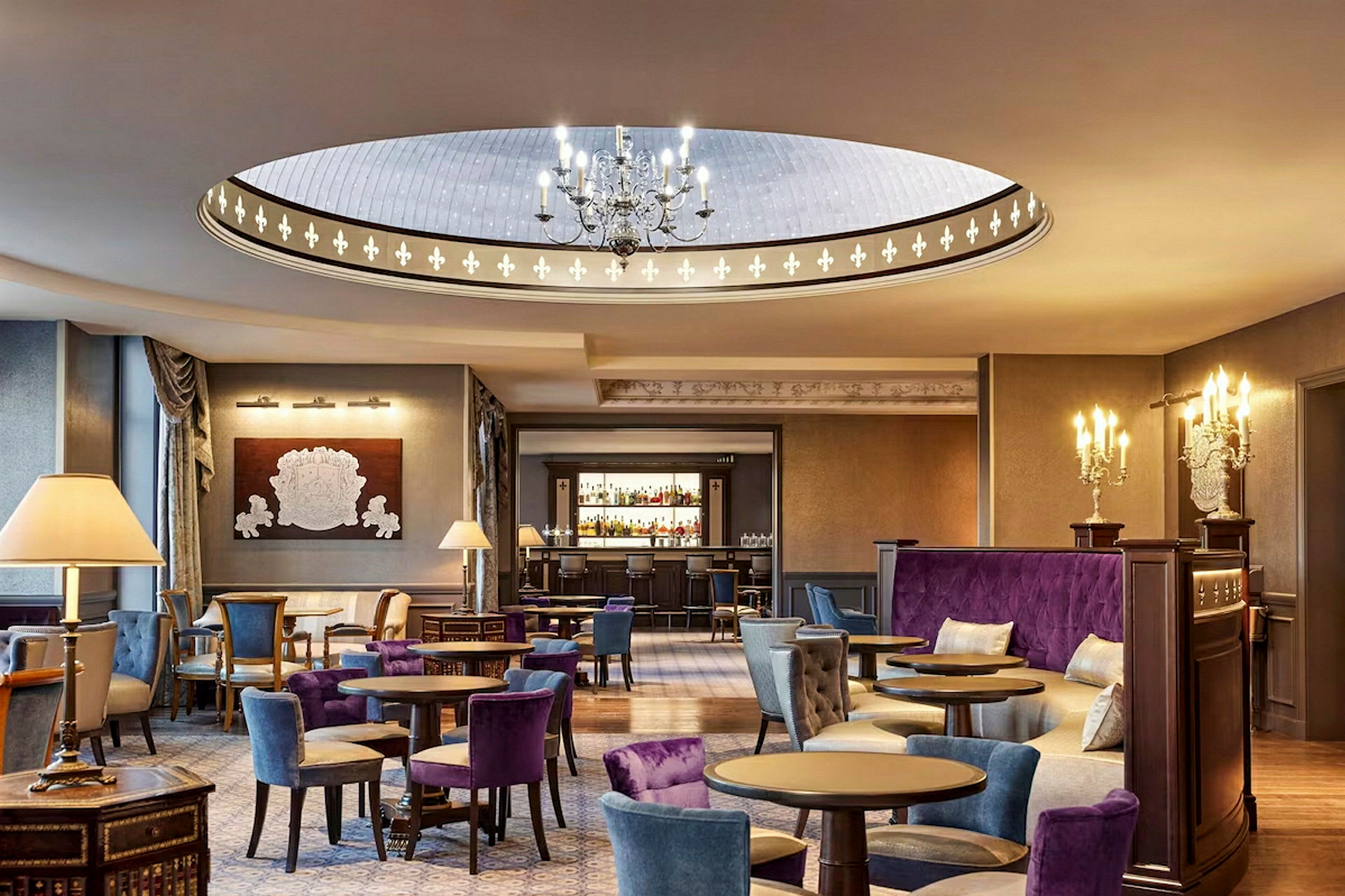 Et elegant hotelværelse med siddepladser og en bardisk i baggrunden. (AI-genereret tekst)