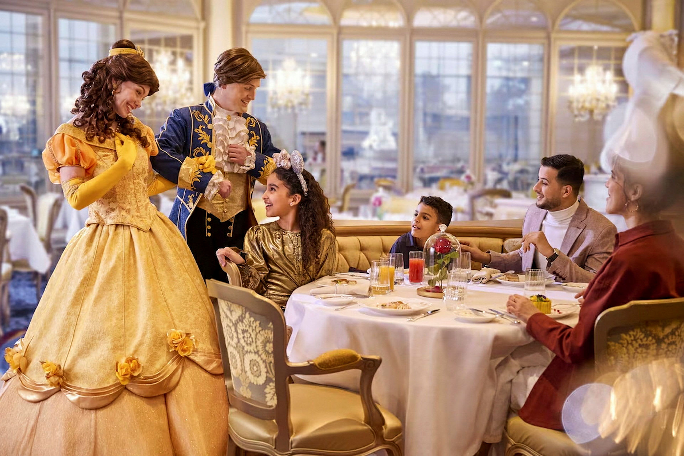 Personer klædt som prinsen og prinsessen på en elegant restaurant. (AI-genereret tekst)