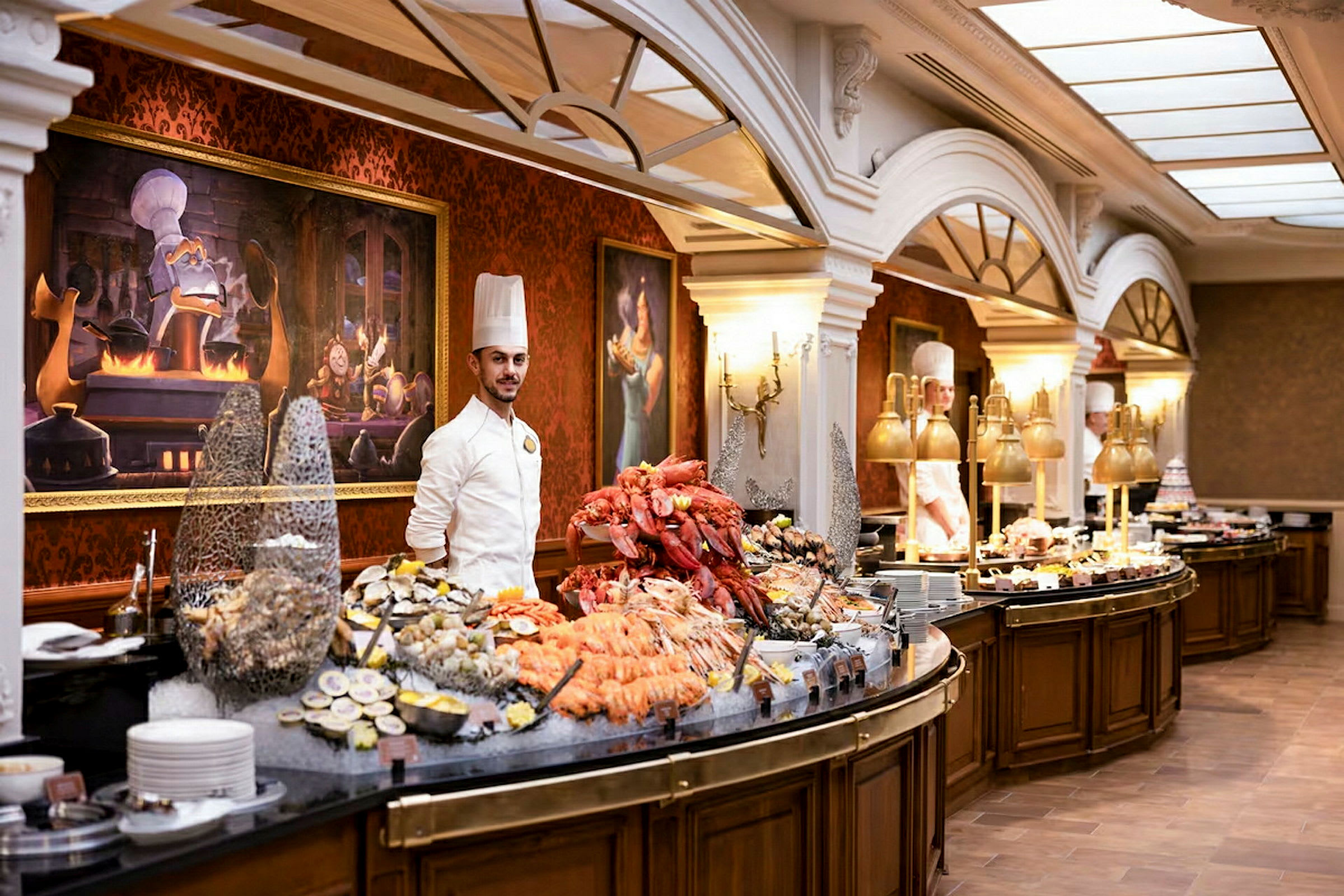 Buffetbord med skaldyr og dekorationer i en elegant restaurant. (AI-genereret tekst)