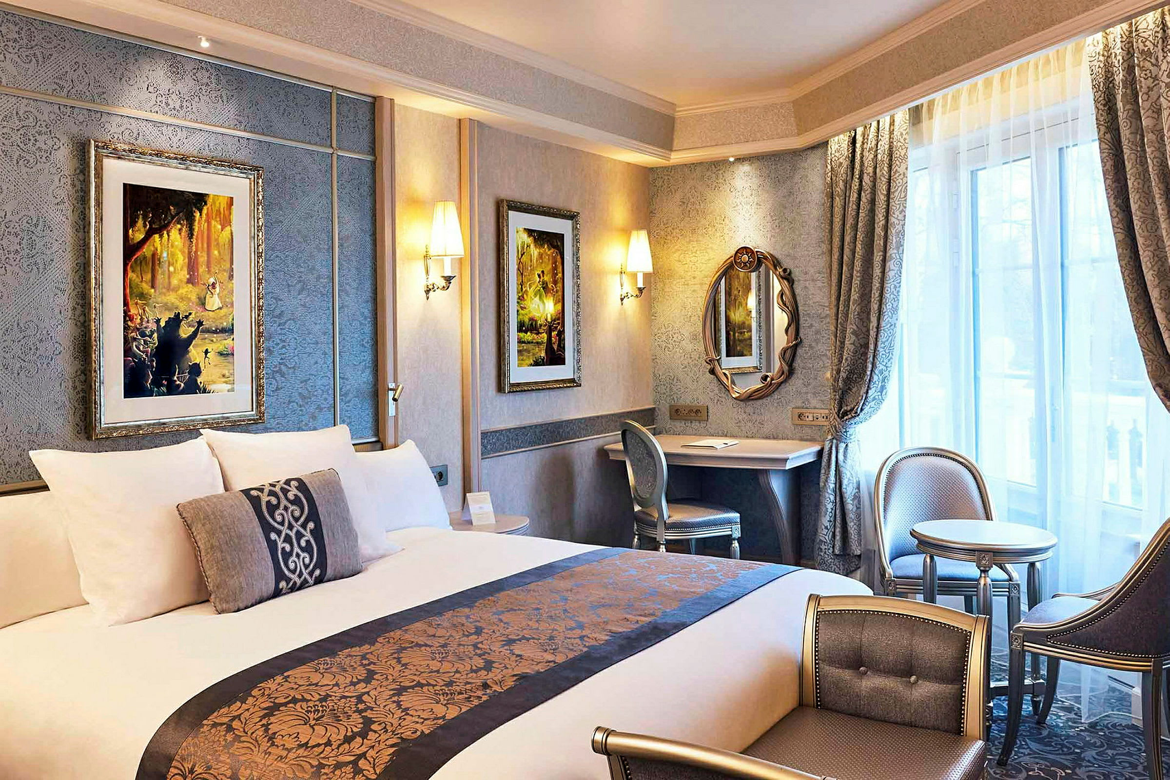 Elegant hotelværelse med dobbeltseng og dekorativ indretning. (AI-genereret tekst)