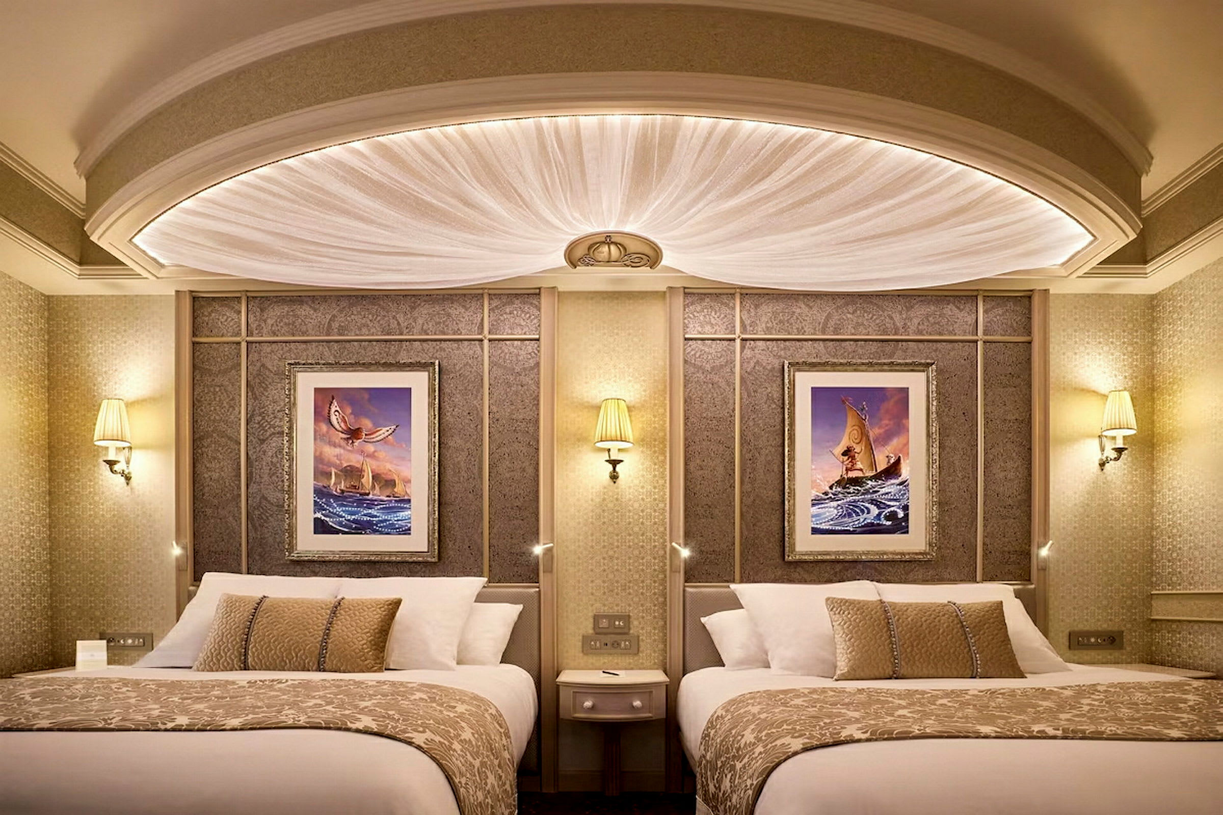 To senge med dekorative puder i et elegant hotelværelse med kunstværker på væggen. (AI-genereret tekst)