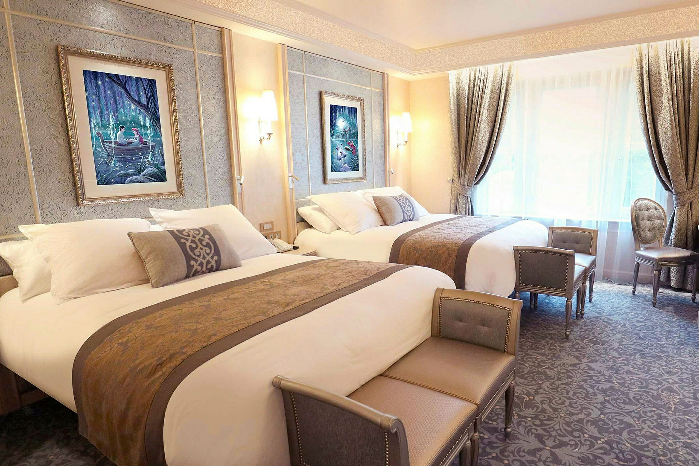 Luksuriøst indrettet hotelværelse med to dobbeltsenge, elegante møbler og vægdekorationer. (AI-genereret tekst)