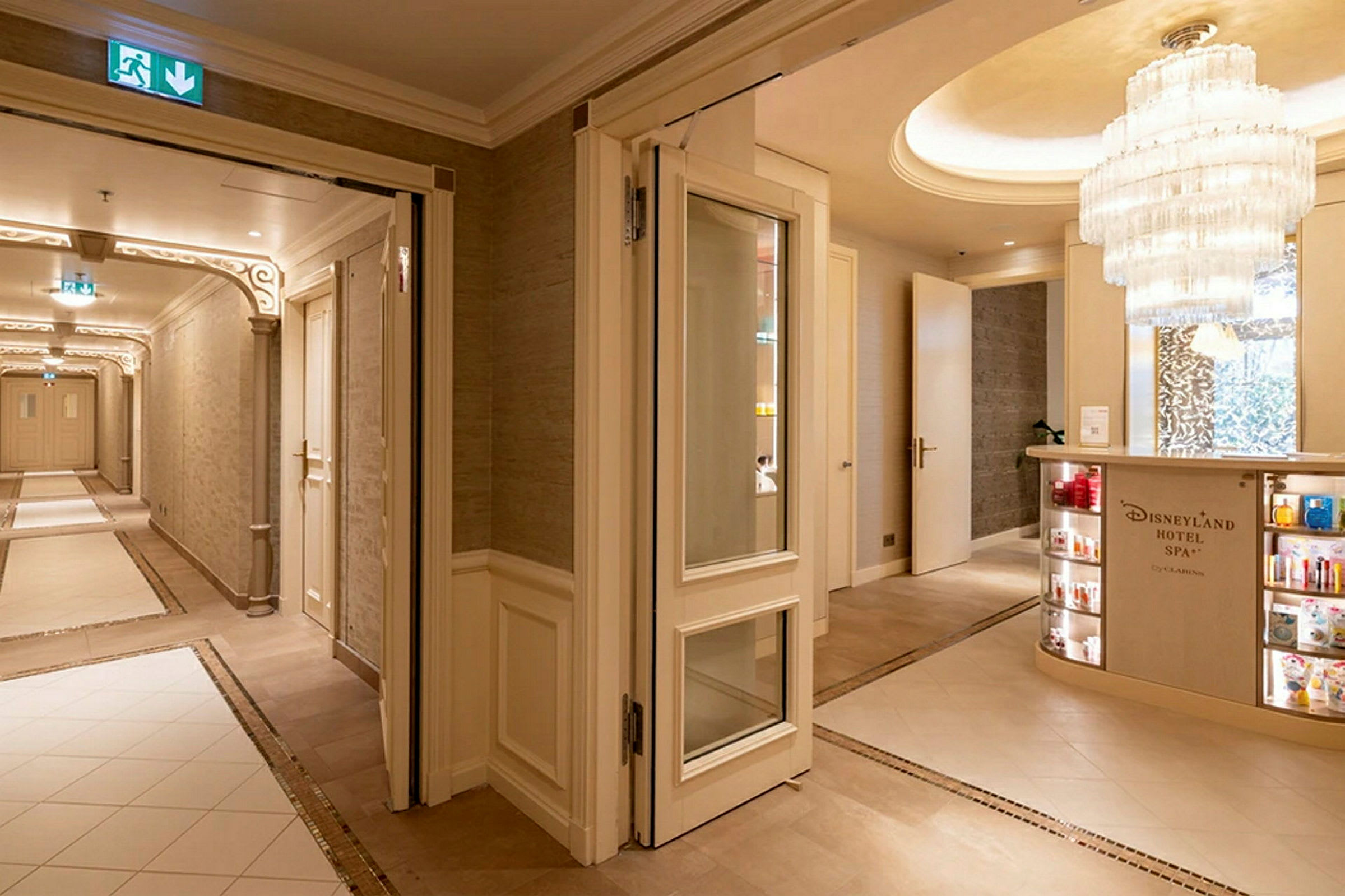 Hotelgang med reception, der fører til Disneyland Hotel Spa. (AI-genereret tekst)