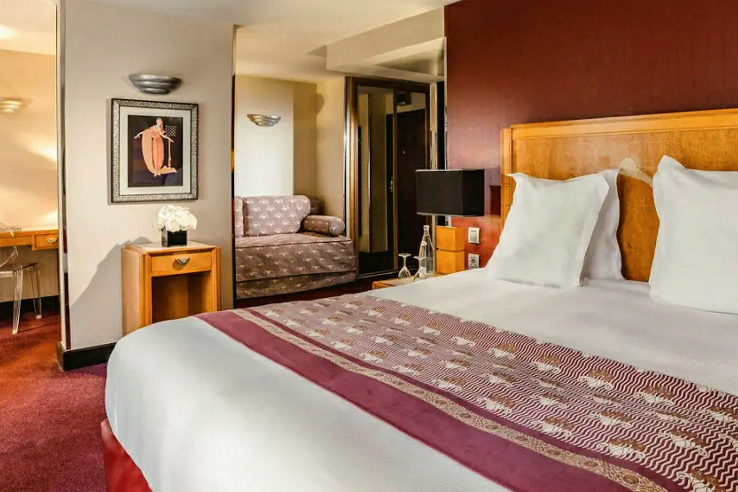 Et hotelværelse med dobbeltseng, sofa og skrivebord. (AI-genereret tekst)