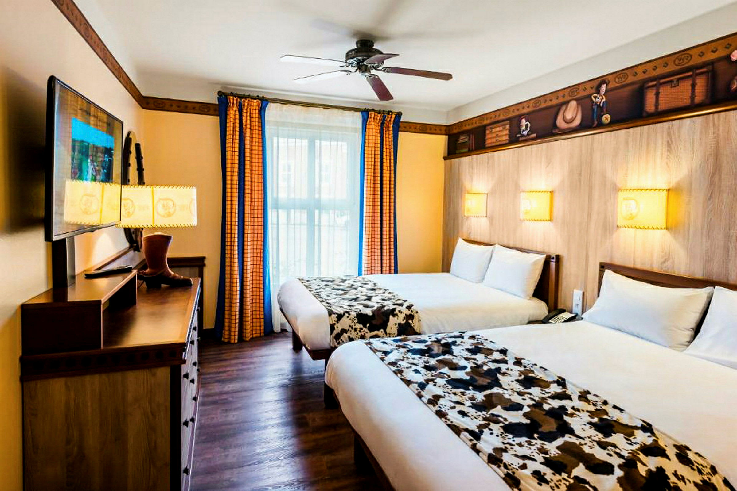 Hotelværelse med to senge og indretning i cowboystil. (AI-genereret tekst)