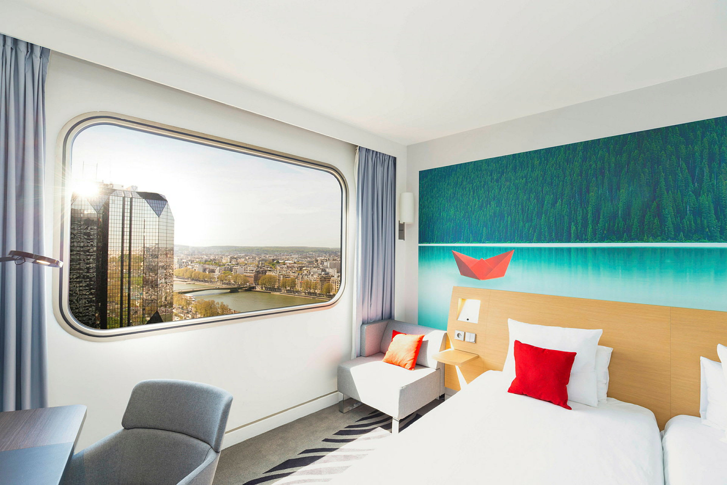 Moderne hotelværelse med stort vindue og udsigt over floden. (AI-genereret tekst)