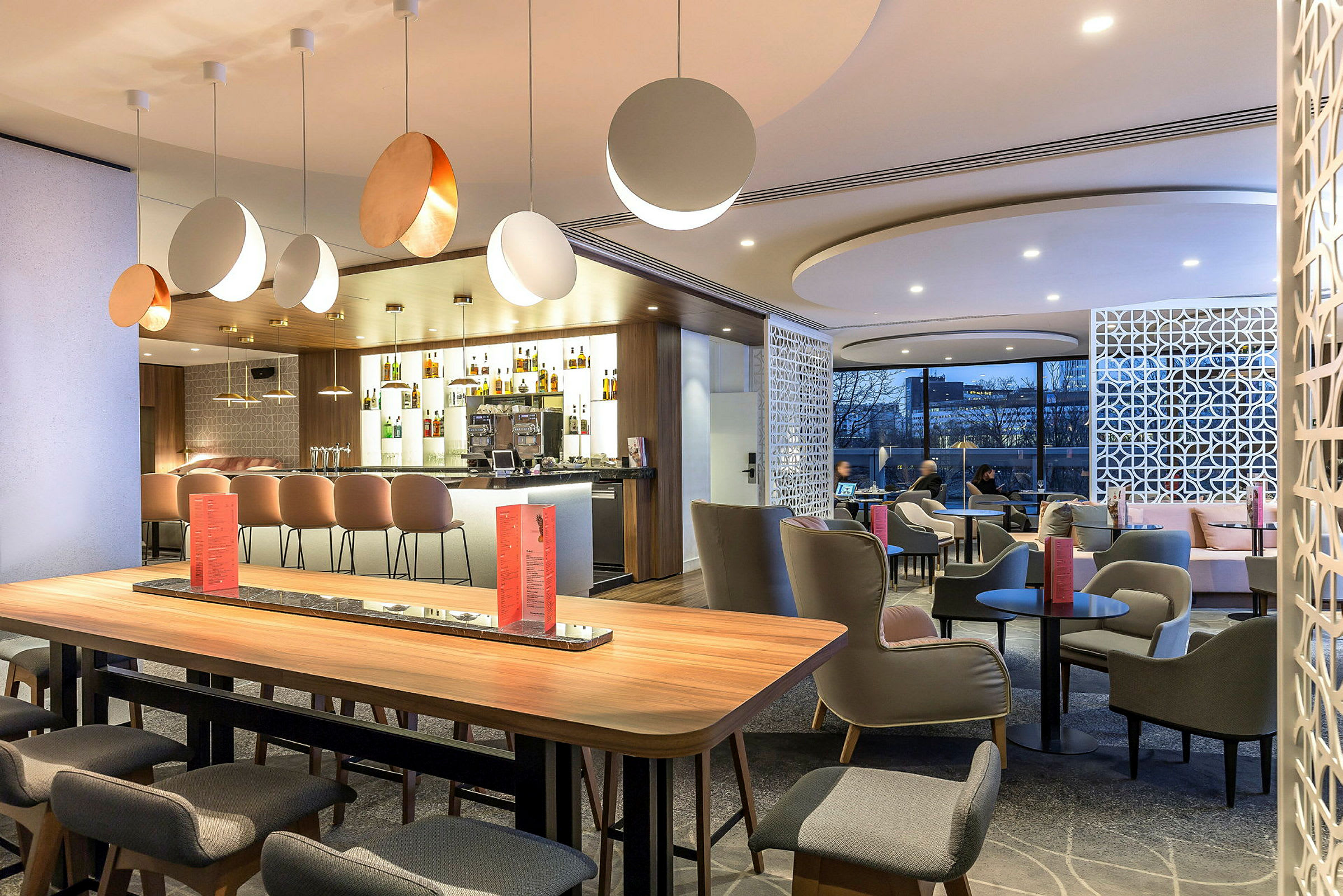 Interiørbillede af en moderne og elegant bar og siddeområde. (AI-genereret tekst)