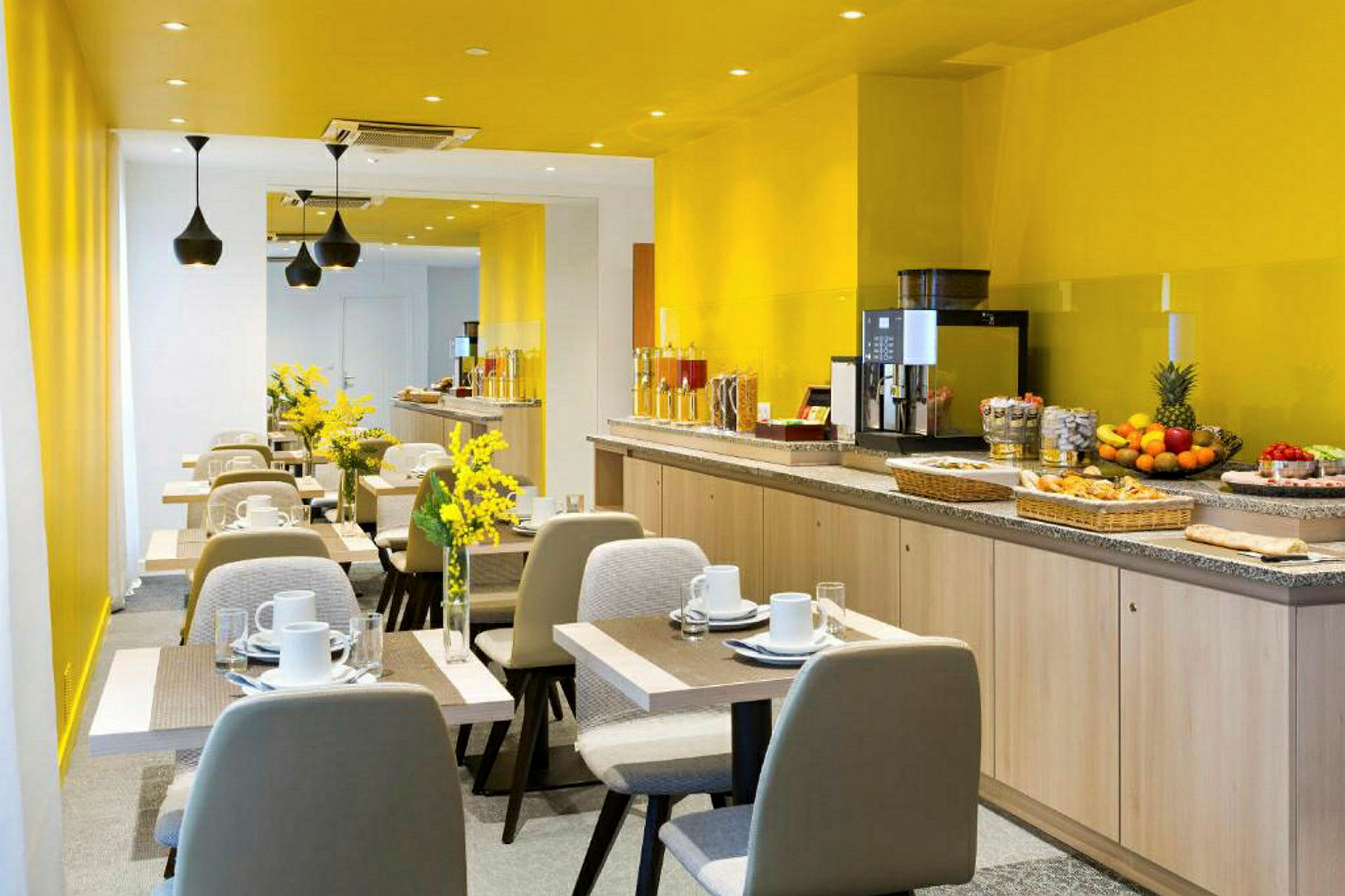 En moderne café med gule vægge og loft, små borde og en buffet. (AI-genereret tekst)