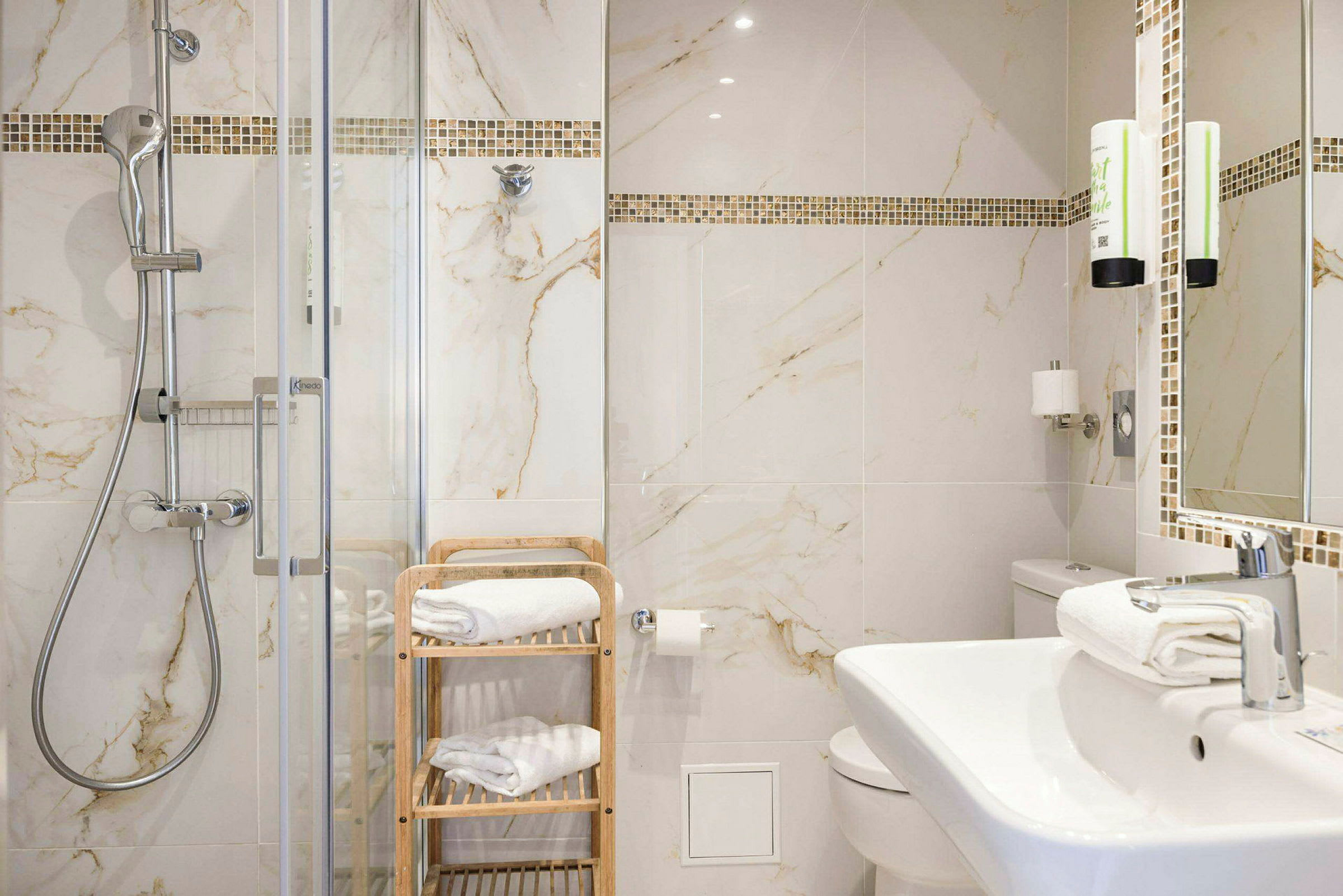 Moderne badeværelse med brusebad, håndvask og toilet. (AI-genereret tekst)