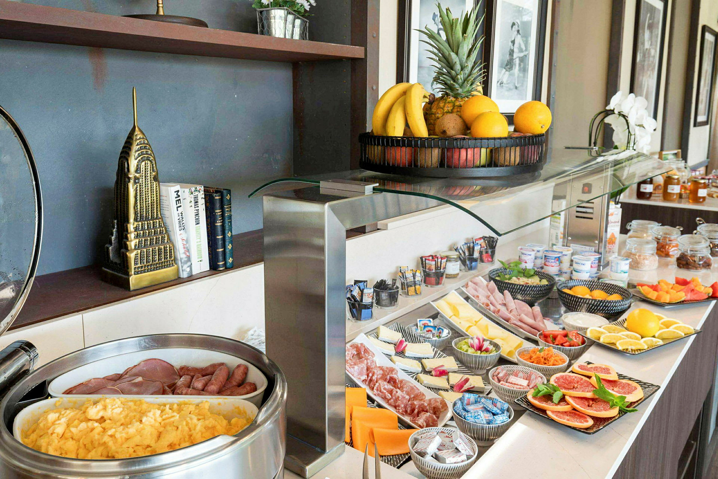 Morgenmadsbuffet med forskellige retter og frugt. (AI-genereret tekst)