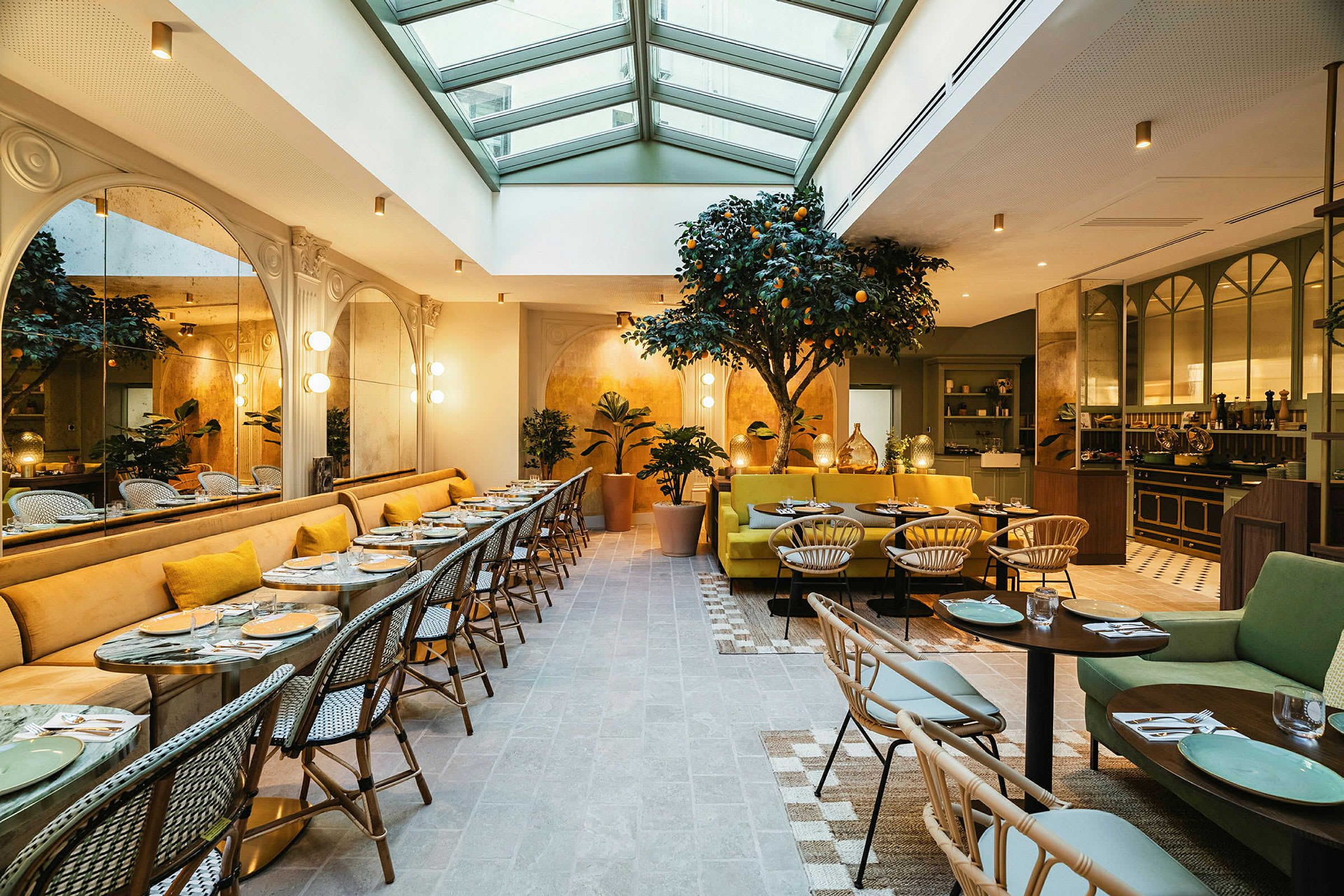 Billede af en restaurant med elegant interiør, borde og stole samt en stor glasvæg. (AI-genereret tekst)