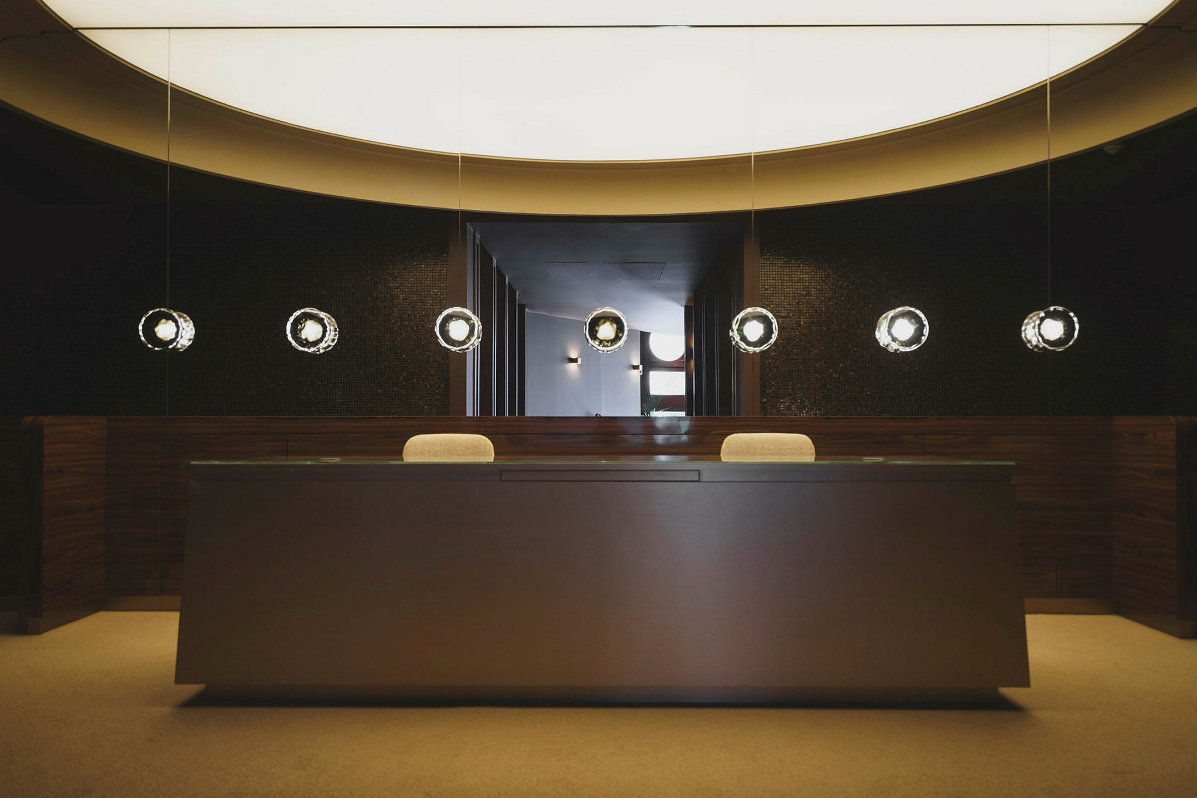 Reception med moderne design og hængende lamper. (AI-genereret tekst)