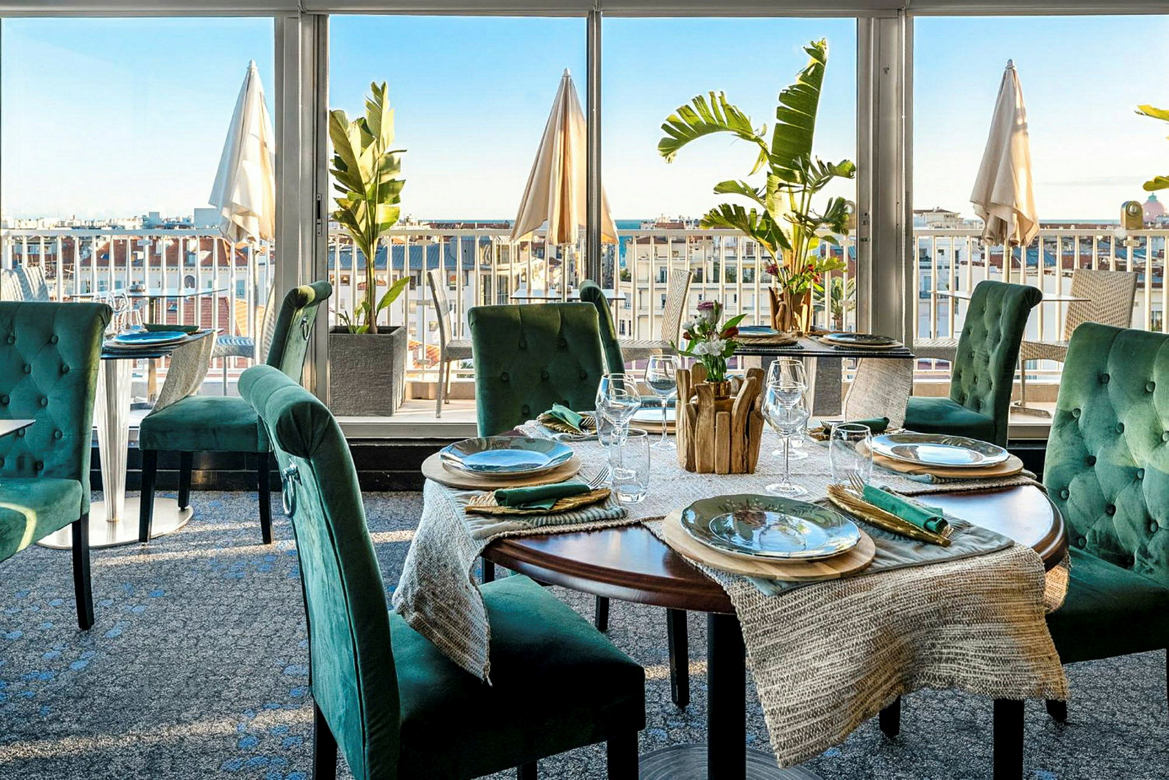 Restaurant med elegant borddækning og udsigt over byen. (AI-genereret tekst)