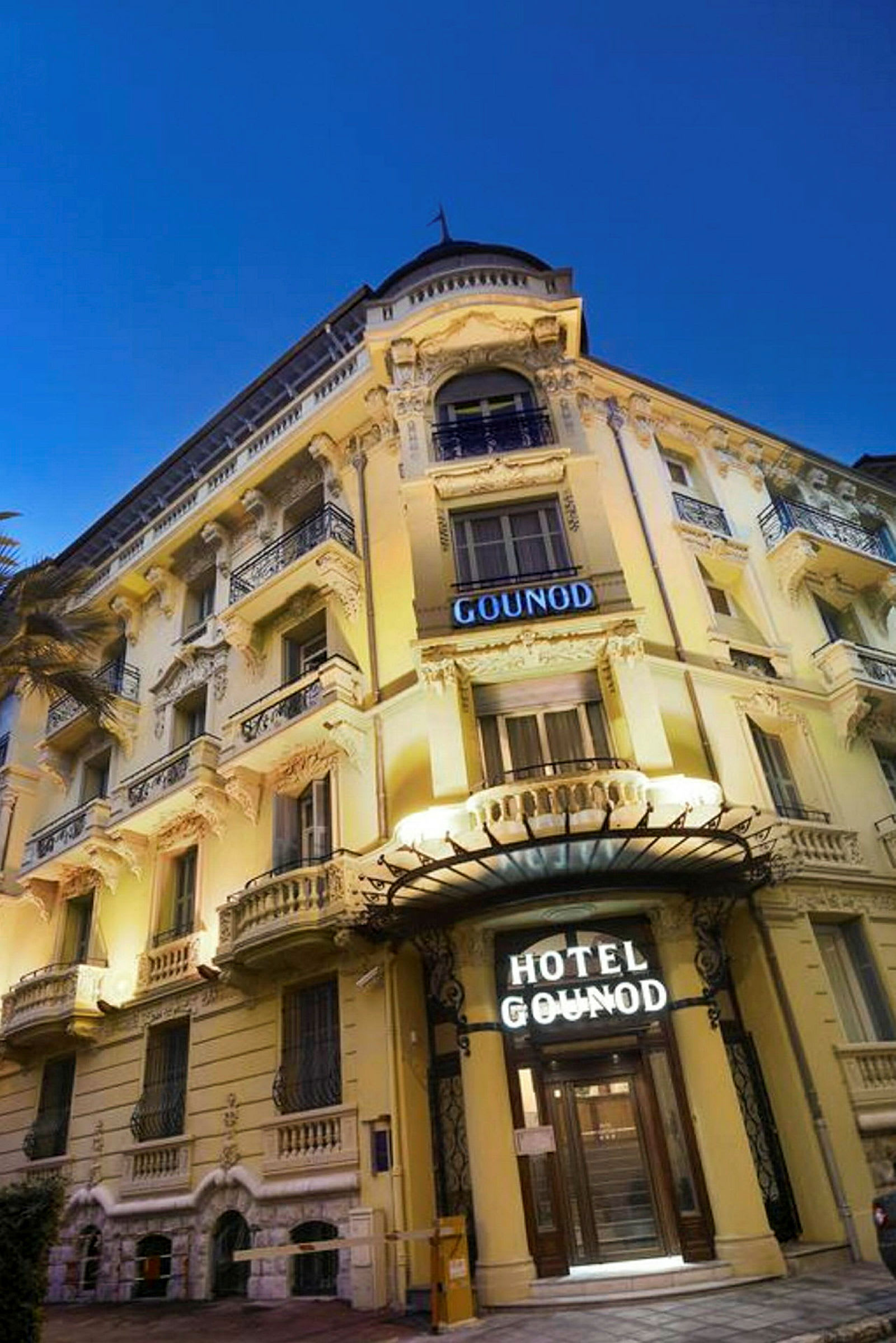 Facaden af Hotel Gounod, en bygning med klassisk arkitektur og dekorationer. (AI-genereret tekst)