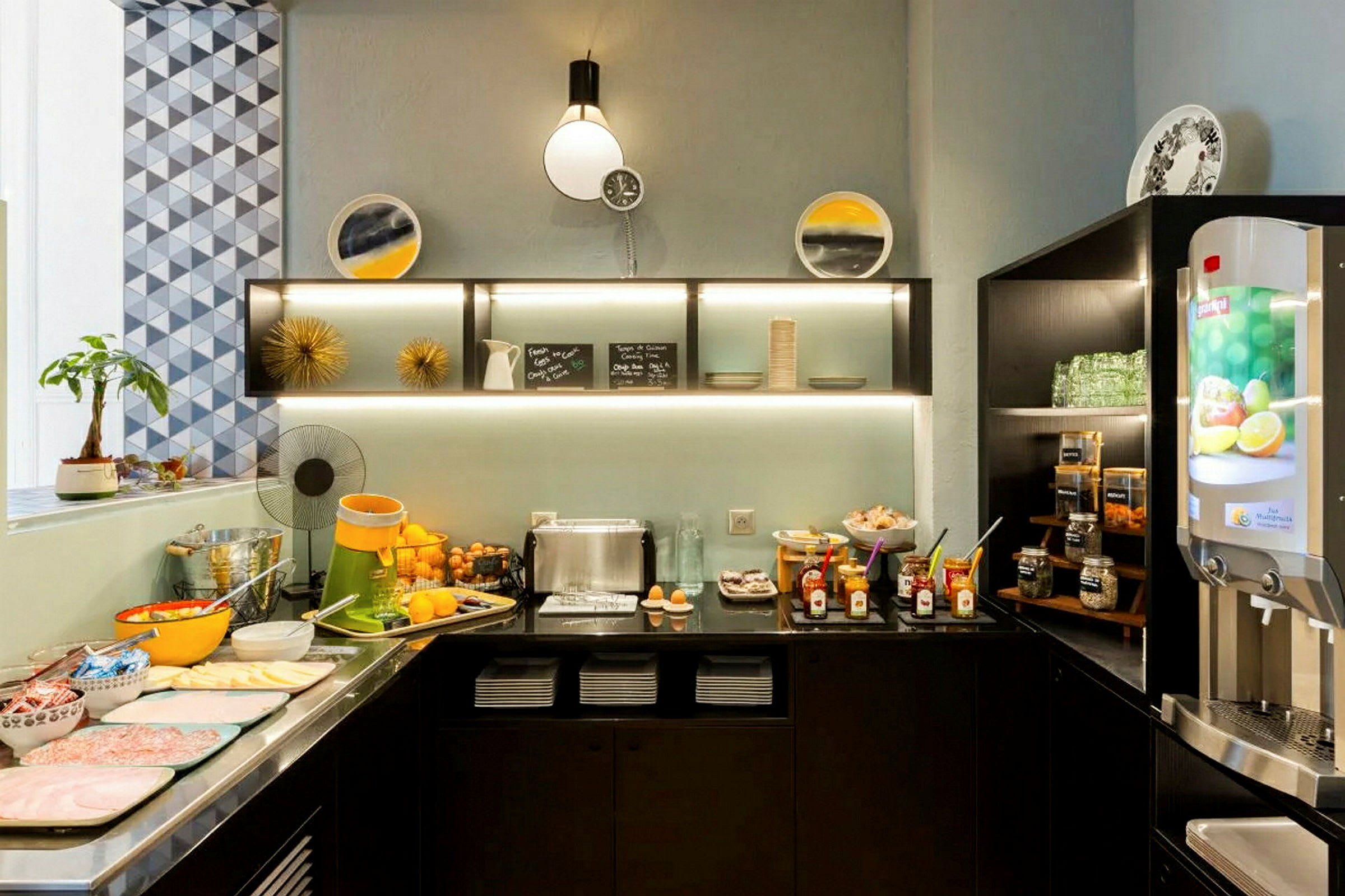 Et billede af en moderne morgenmadsbuffet med forskellige madvarer og en drikkeautomat. (AI-genereret tekst)