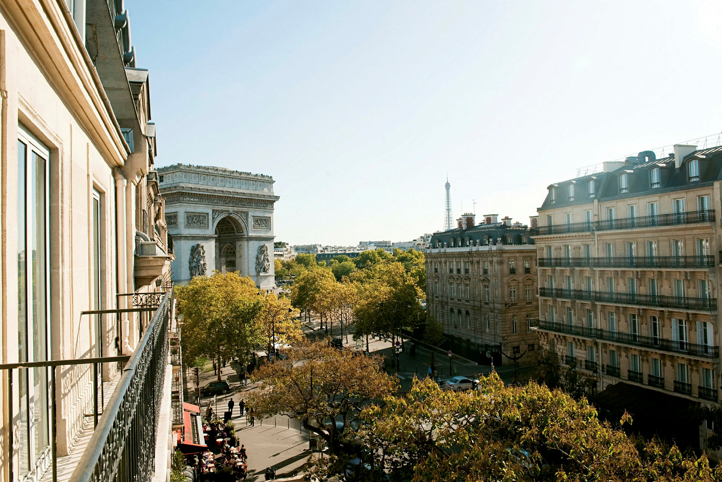 Udsigt fra en altan over Paris med Triumfbuen og Eiffeltårnet. (AI-genereret tekst)