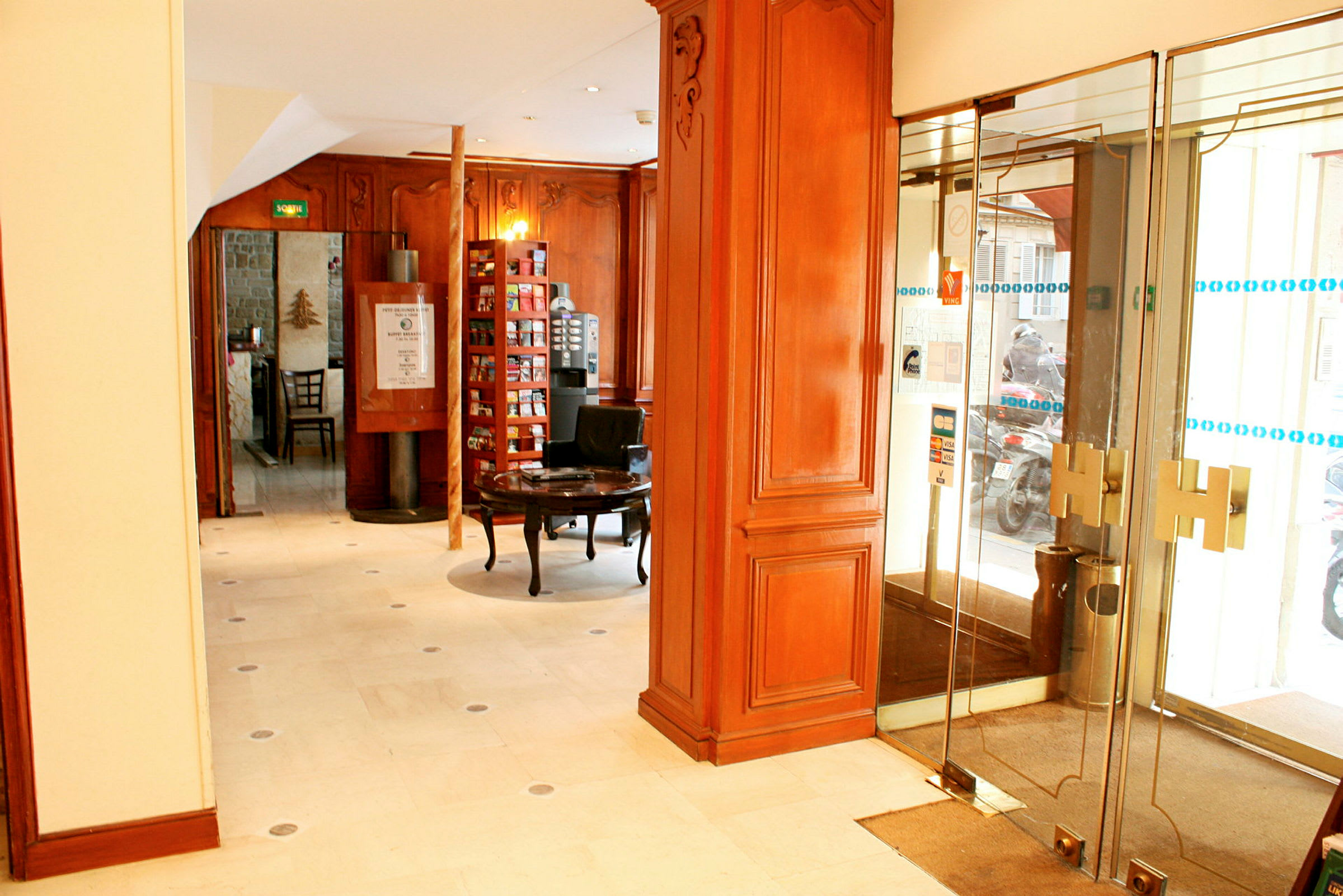 Hotellobby med træpaneler og glasdøre. (AI-genereret tekst)