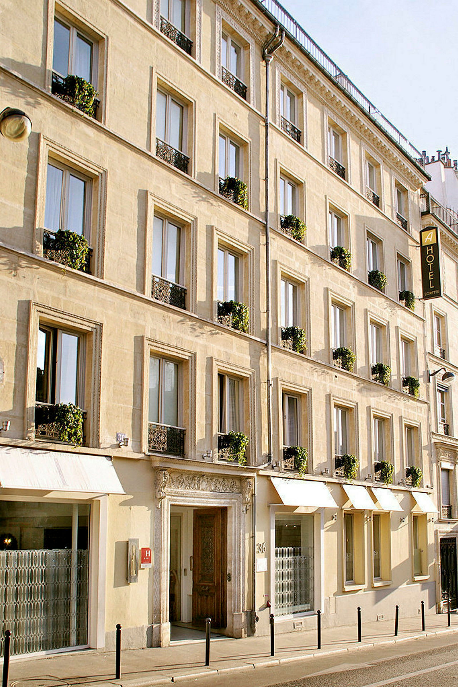 Facade af et fleretages hotel med vinduer og altaner dekoreret med planter. (AI-genereret tekst)