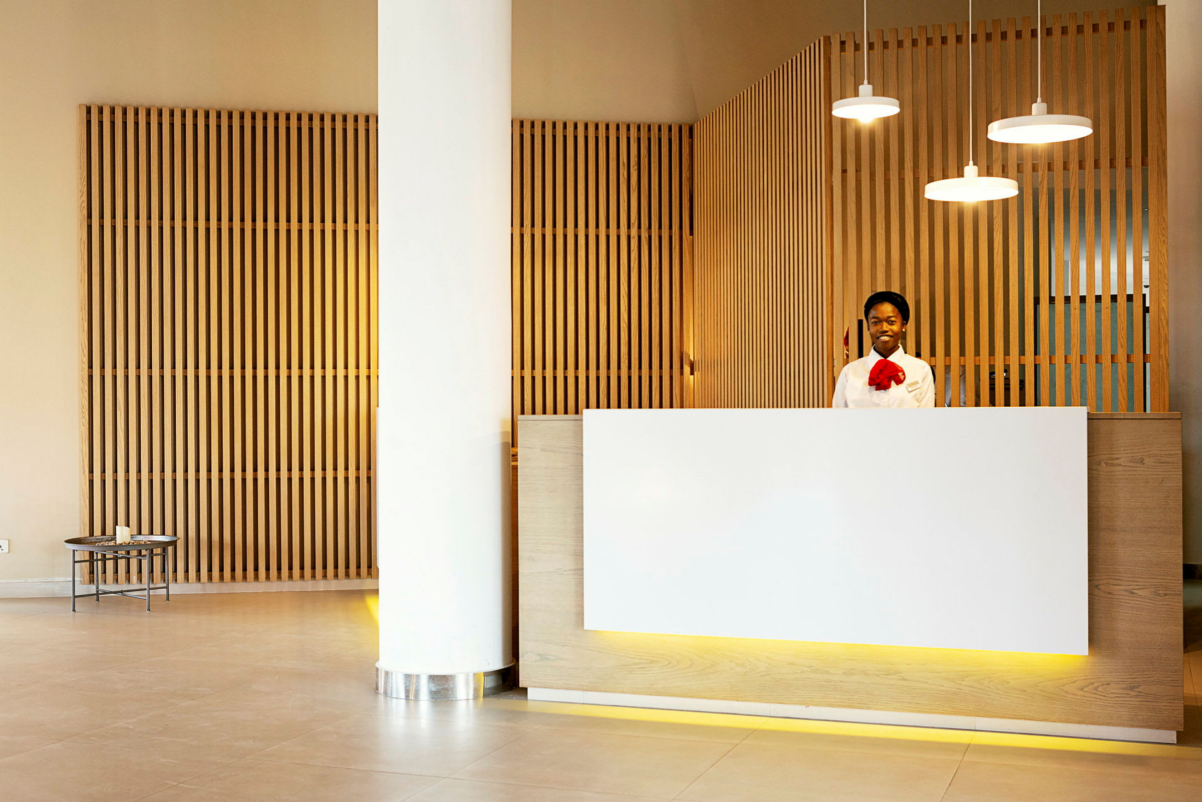 Receptionen med en person bag disken. (AI-genereret tekst)