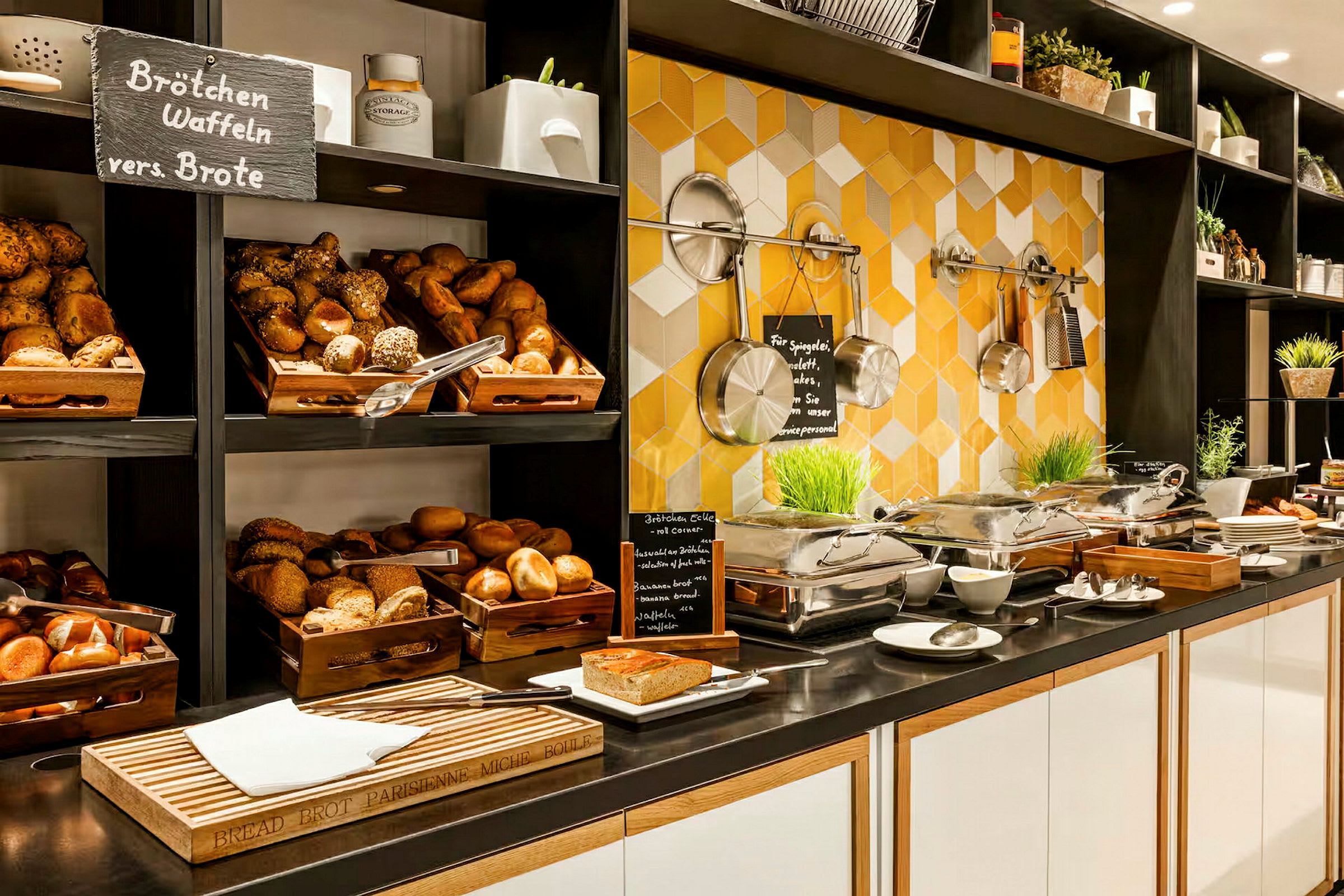 En buffet med forskellige slags brød, skåle og grønt. (AI-genereret tekst)