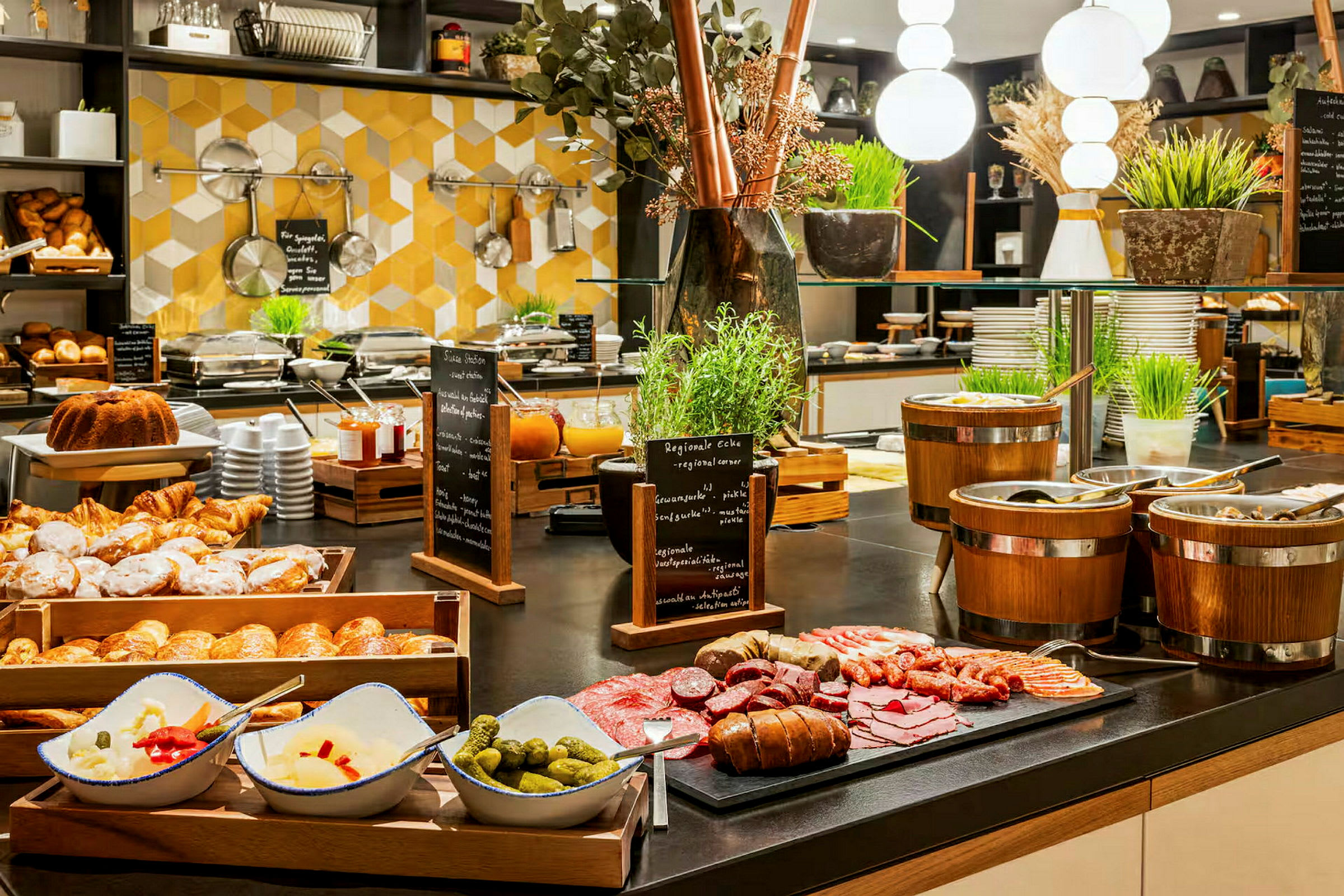 En buffet med brød, pålæg, syltede grøntsager og friske krydderurter. (AI-genereret tekst)