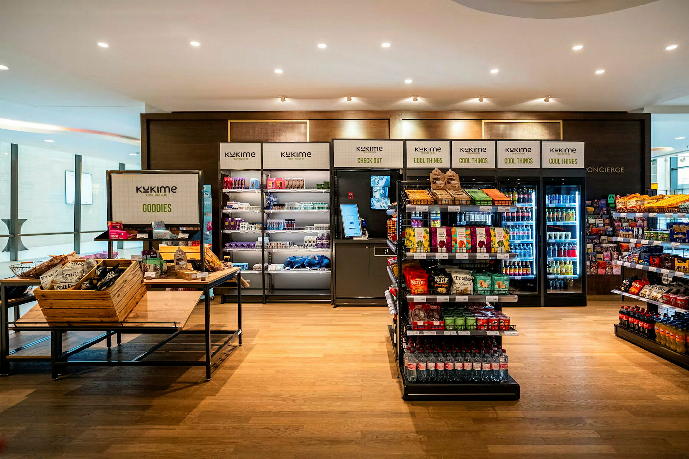 En butik med forskellige hylder fyldt med drikkevarer og snacks. (AI-genereret tekst)