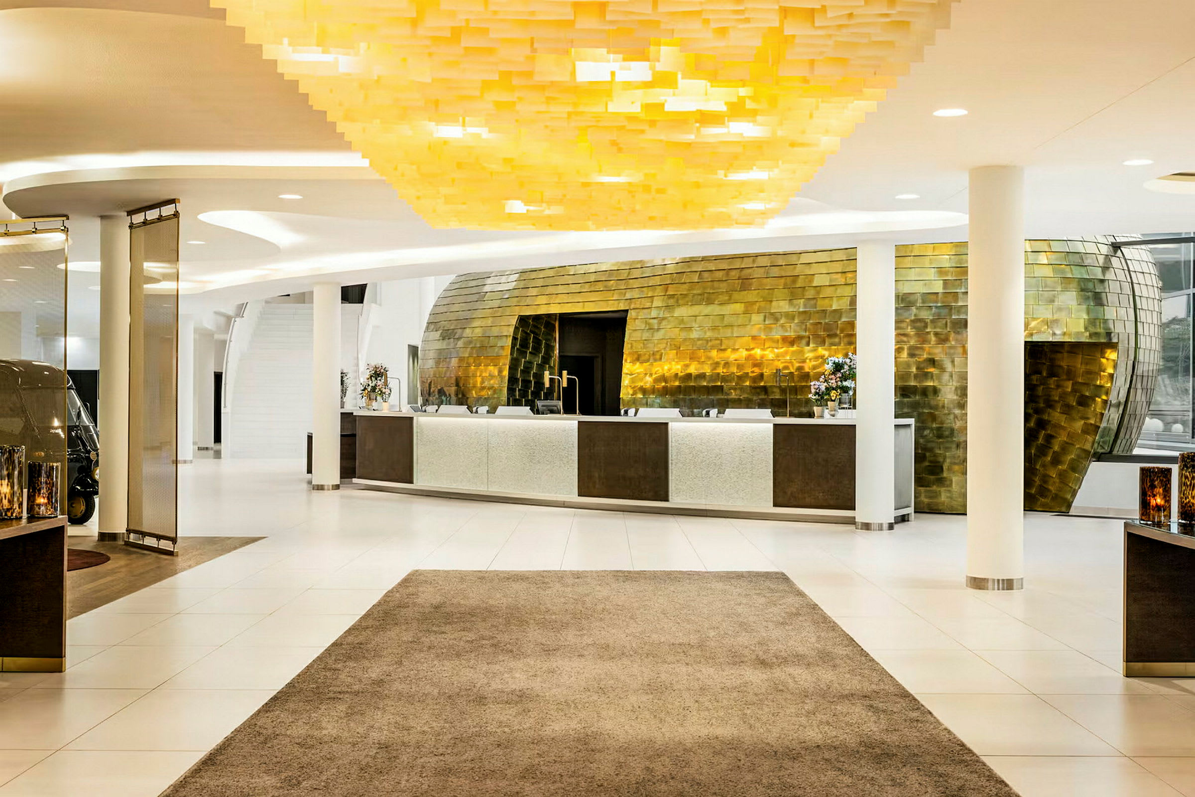 Reception i en moderne hotellobby med en stilfuld gylden indretning og lys dekoration. (AI-genereret tekst)
